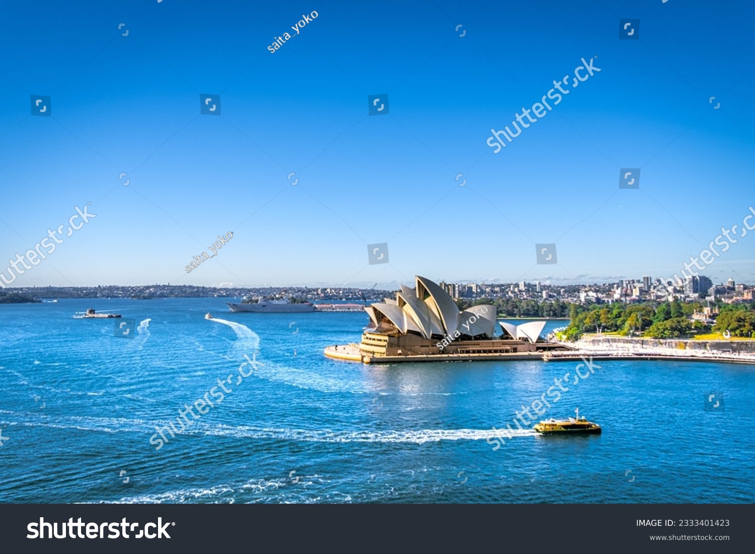 A busy morning around the Sydney Opera House,the transportation boat are cruising in front of the famous Sydney landmark #2333401423