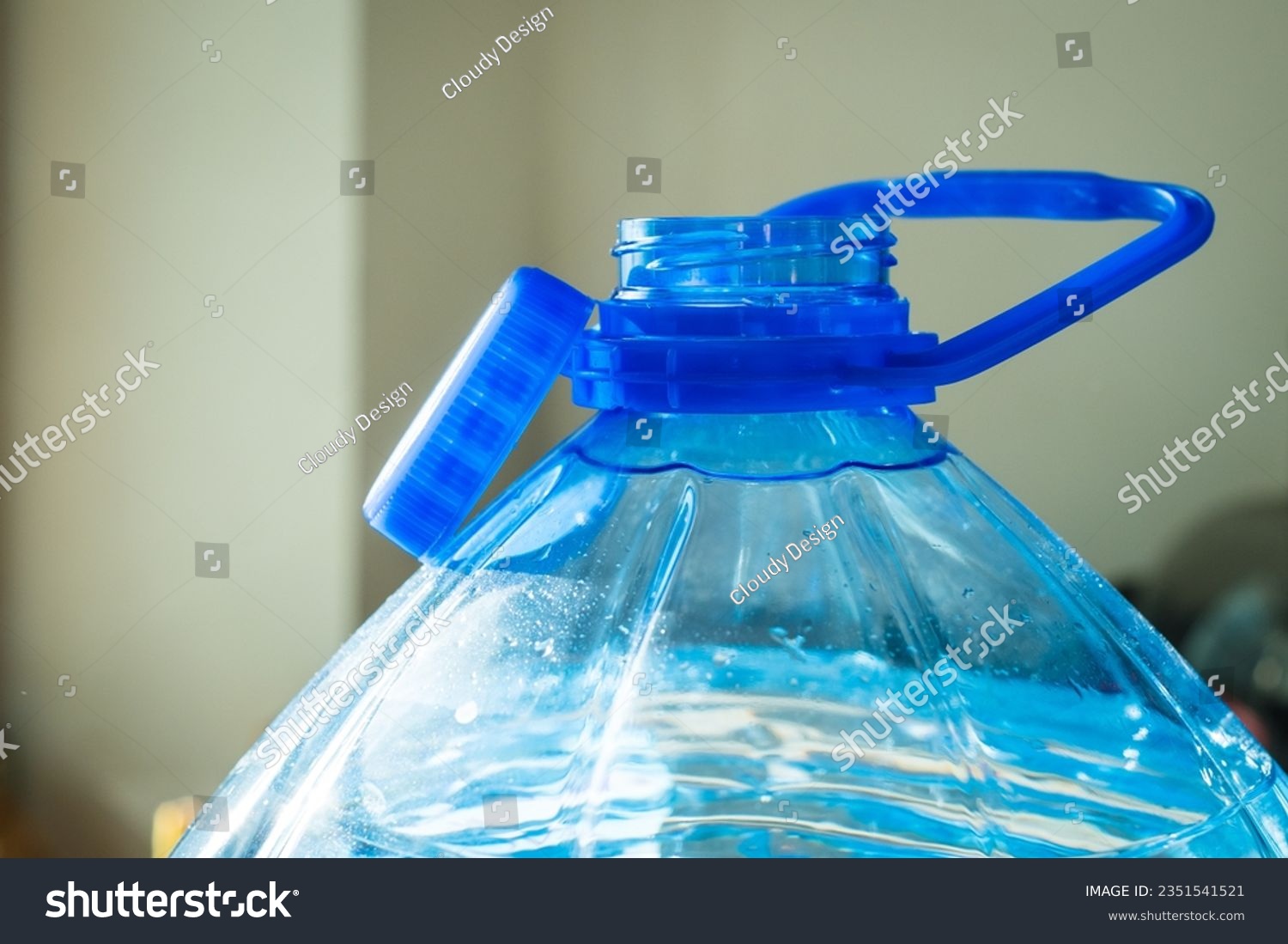 Water bottle with attached cap for easy collection and recycling. Tethered Cap. Litter prevention EU Directive 2019904. #2351541521