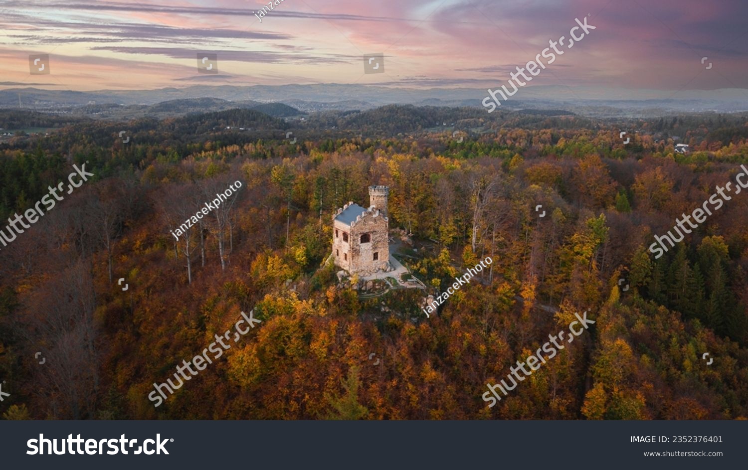 Stunning little castle near city of Karpacz in Poland. Prince Henryk Castle is located in village called Staniszów. Lovely small castle during the sunset in autumn. Gorgeous polish landscape and tones #2352376401