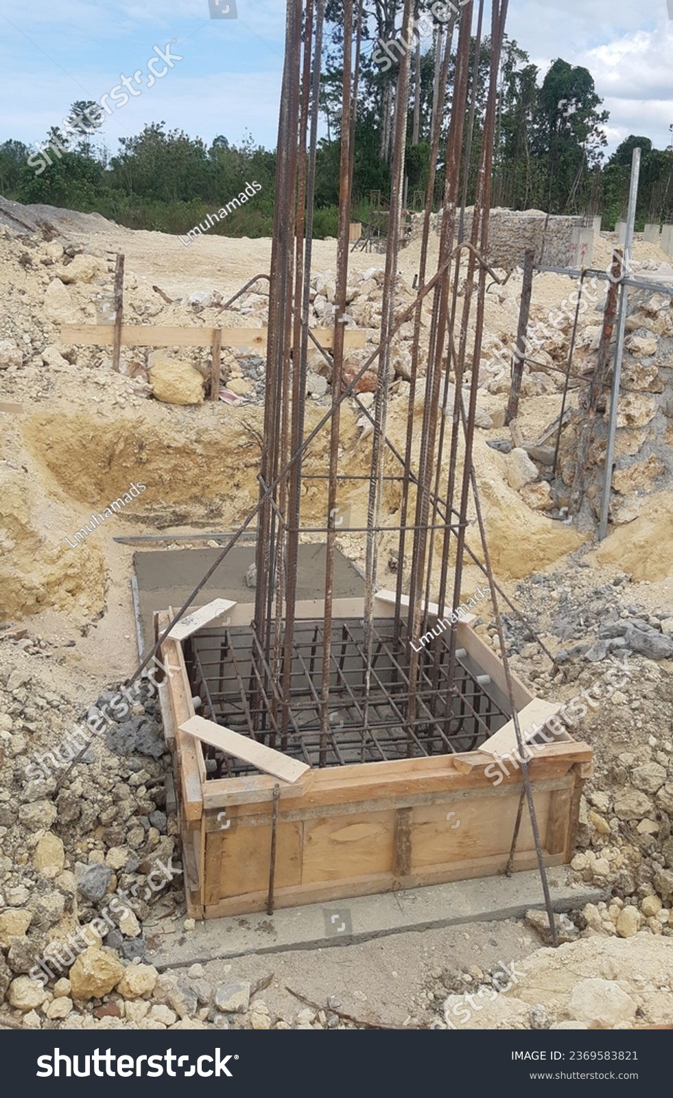 The chicken claw foundation (footplate) consists of a concrete slab as a base with an iron frame to strengthen the building structure #2369583821