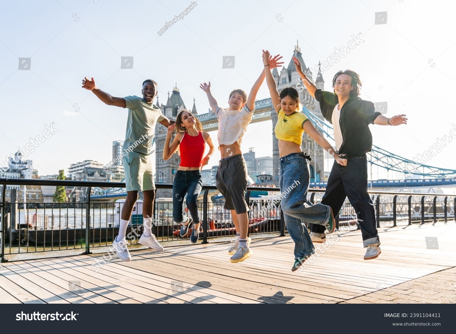 Multiracial group of happy young friends bonding in London city - Multiethnic teens students meeting and having fun in Tower Bridge area, UK - Concepts about youth lifestyle, travel and tourism #2391104411