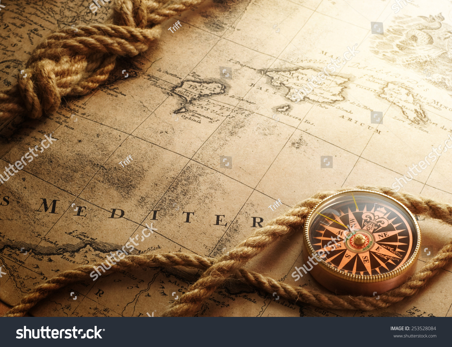 Карта с компасом и веревкой бесплатно