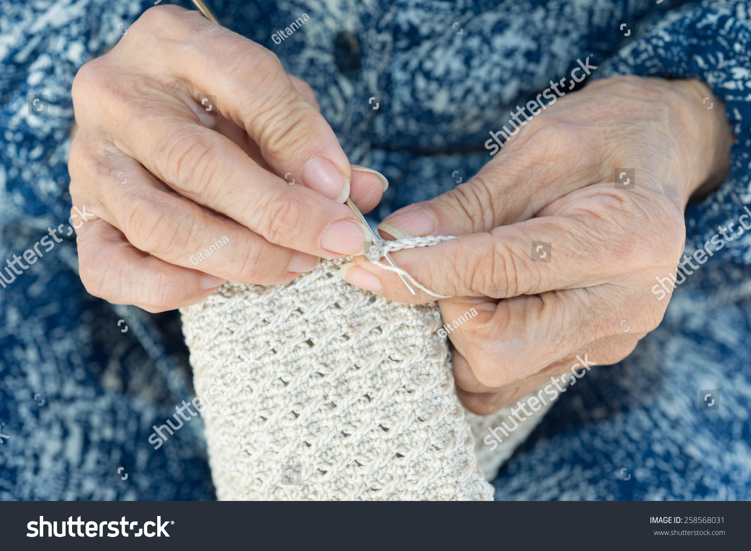 Detail of the hands of an elderly person crocheting #258568031