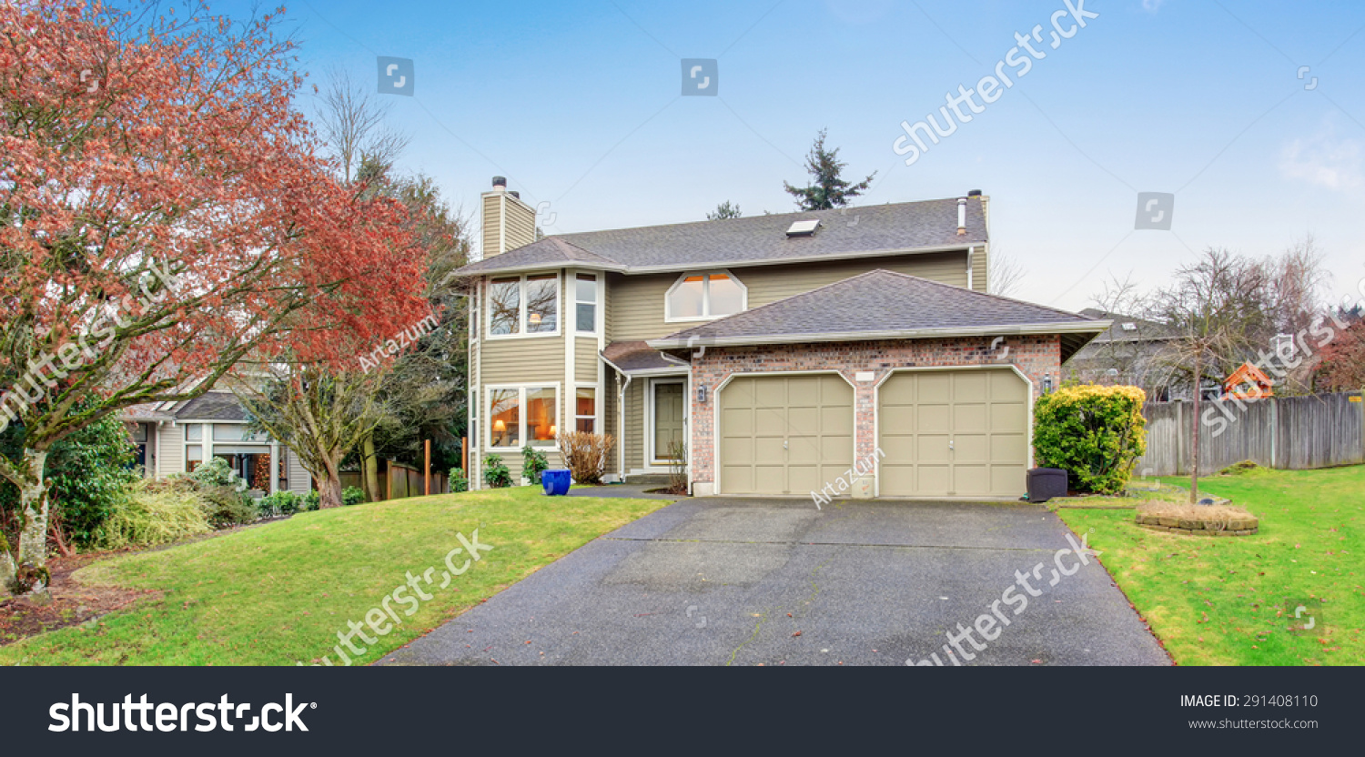 Traditional northwest house with driveway and garage. #291408110
