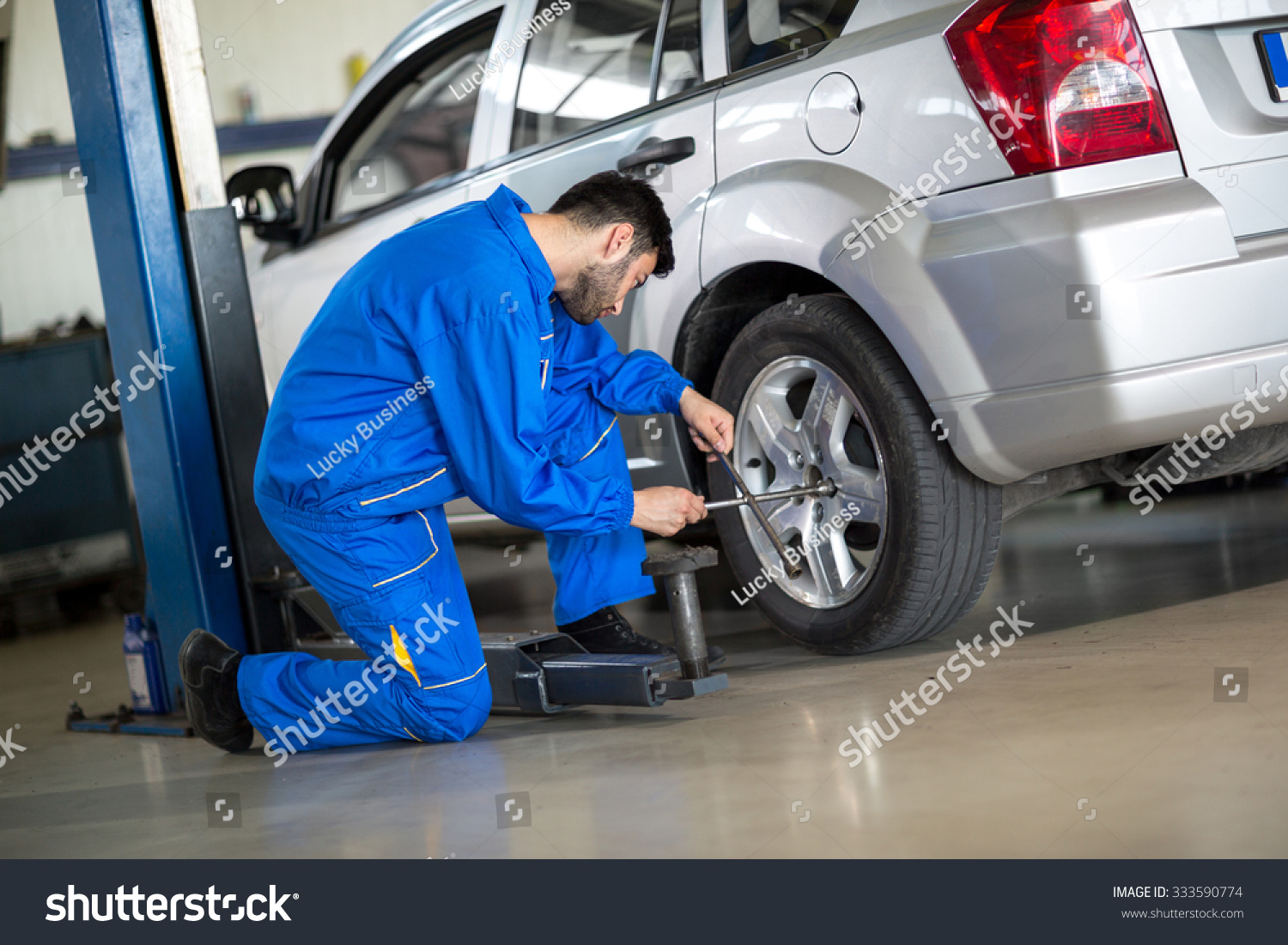 Mechanic change tyre on car #333590774