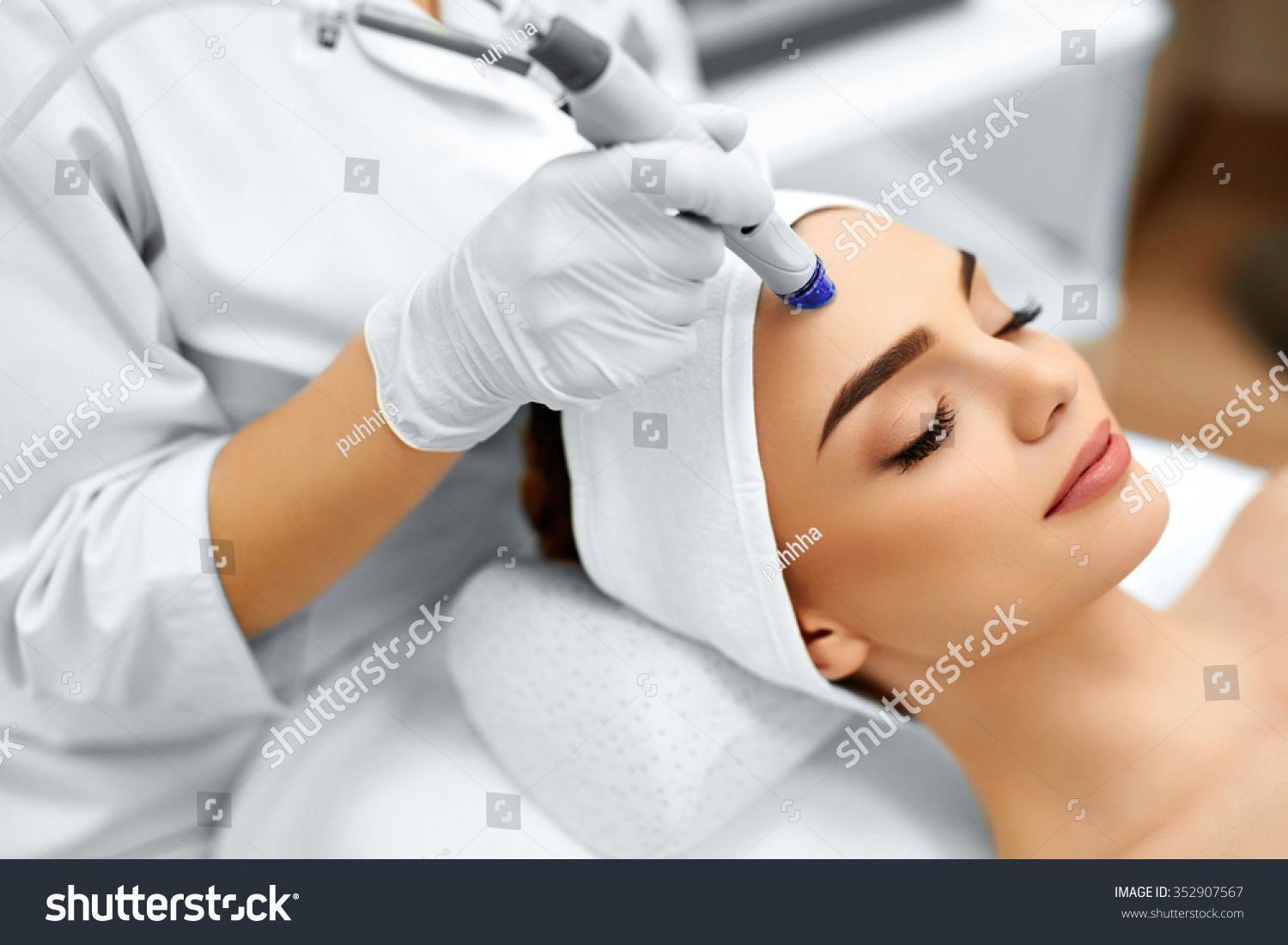 Face Skin Care. Close-up Of Woman Getting Facial Hydro Microdermabrasion Peeling Treatment At Cosmetic Beauty Spa Clinic. Hydra Vacuum Cleaner. Exfoliation, Rejuvenation And Hydratation. Cosmetology.  #352907567