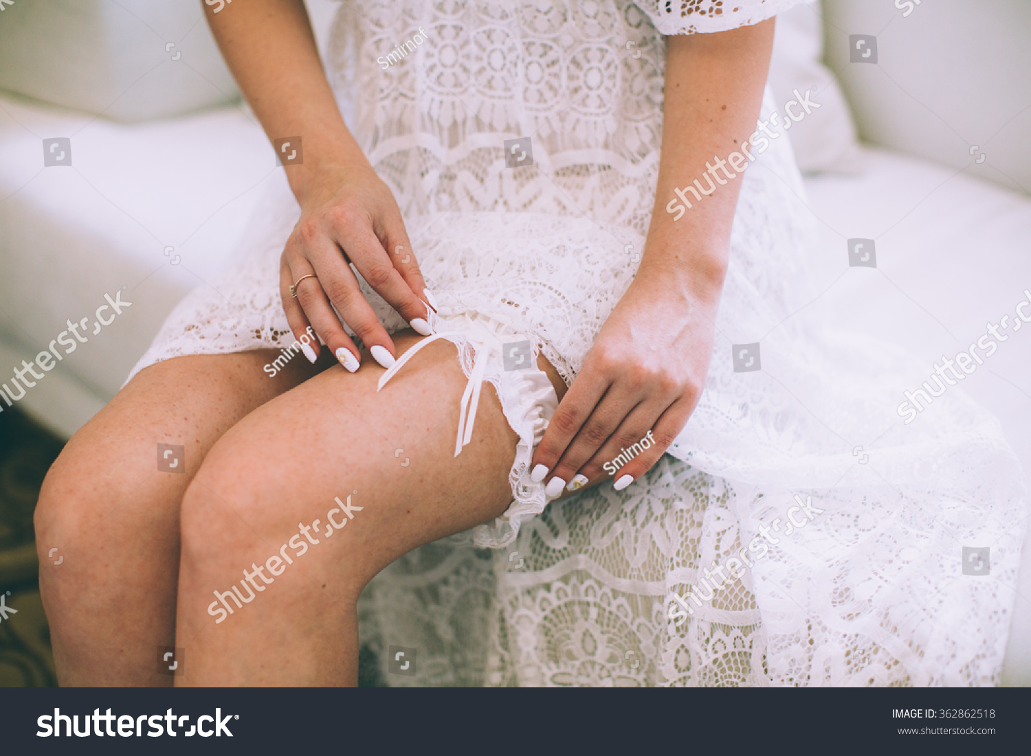 thing brides wear on their leg