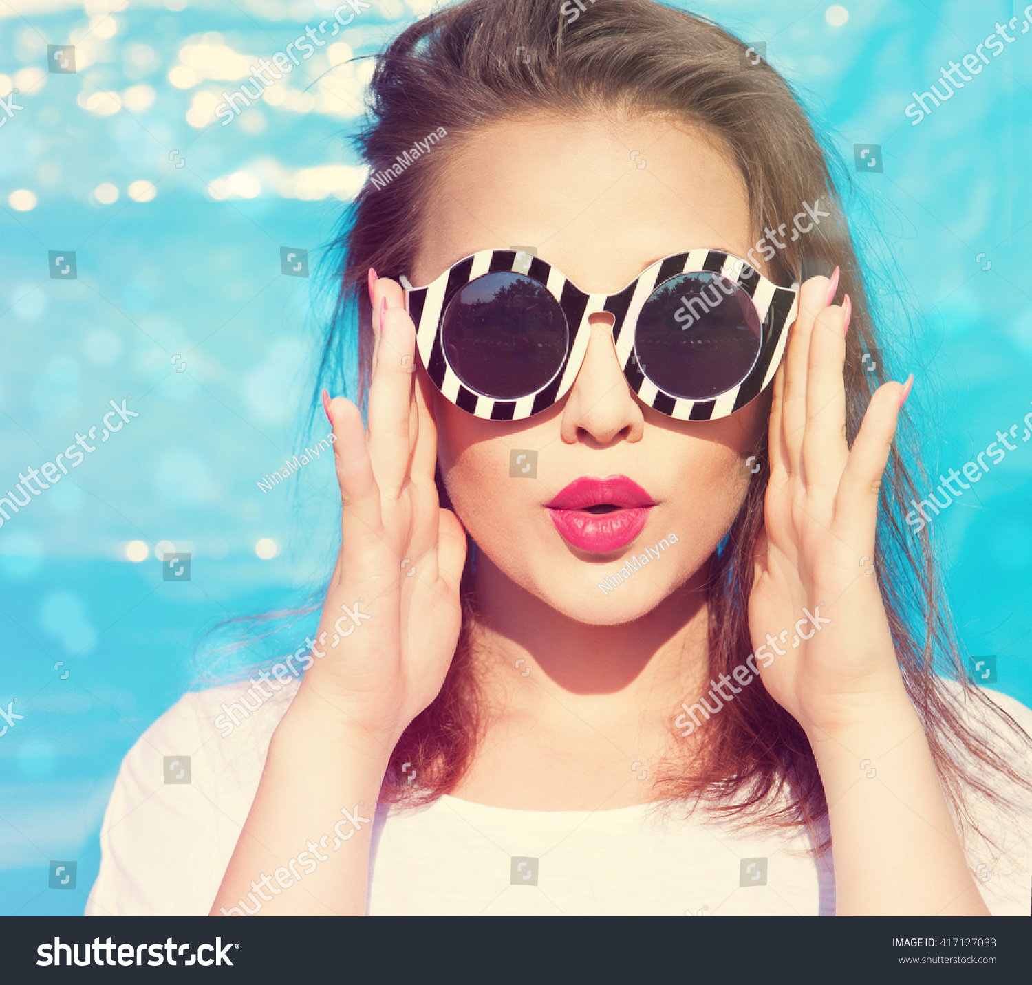 Colorful portrait of young attractive woman wearing sunglasses. Summer beauty  concept #417127033
