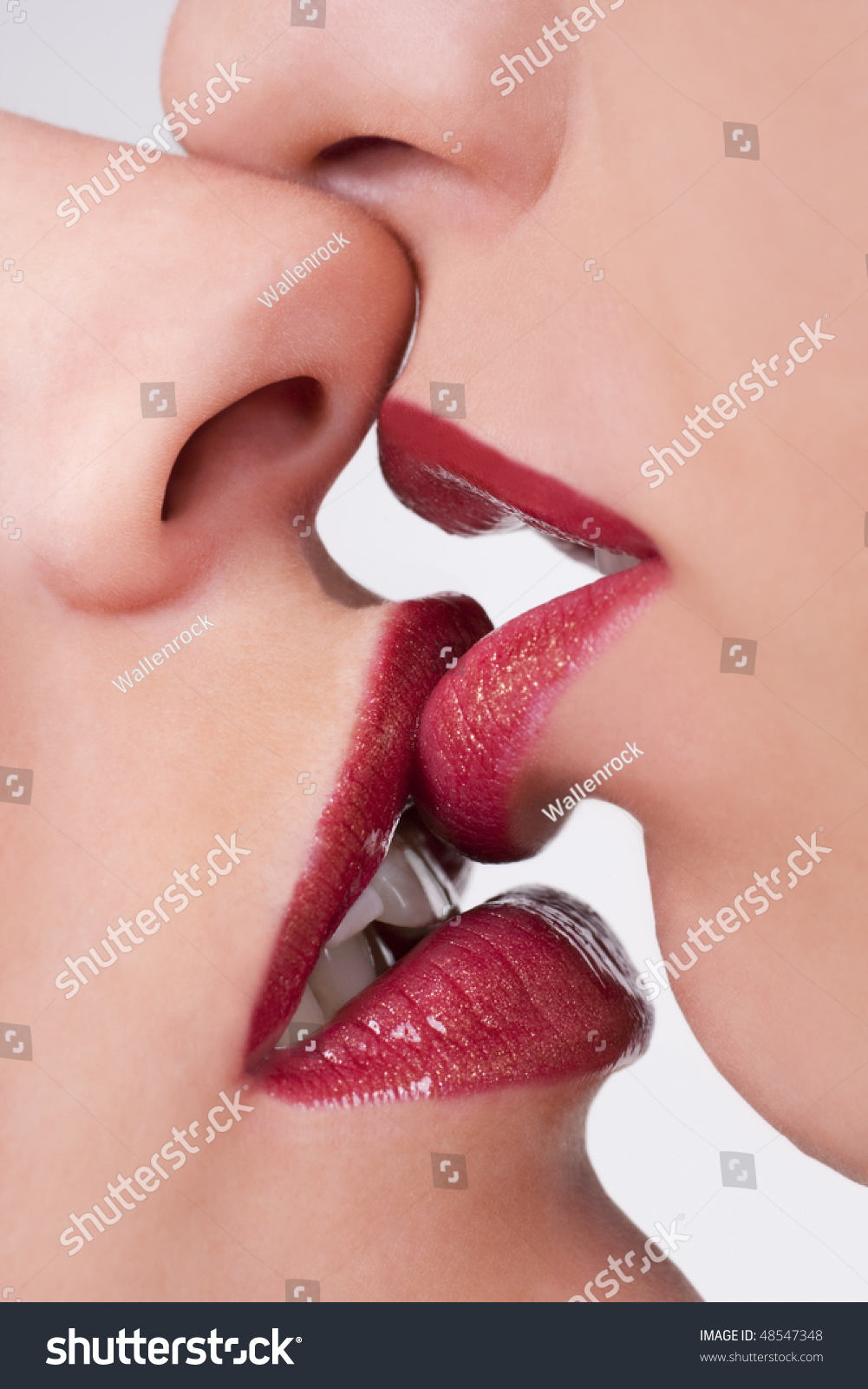 girls kissing with tongue