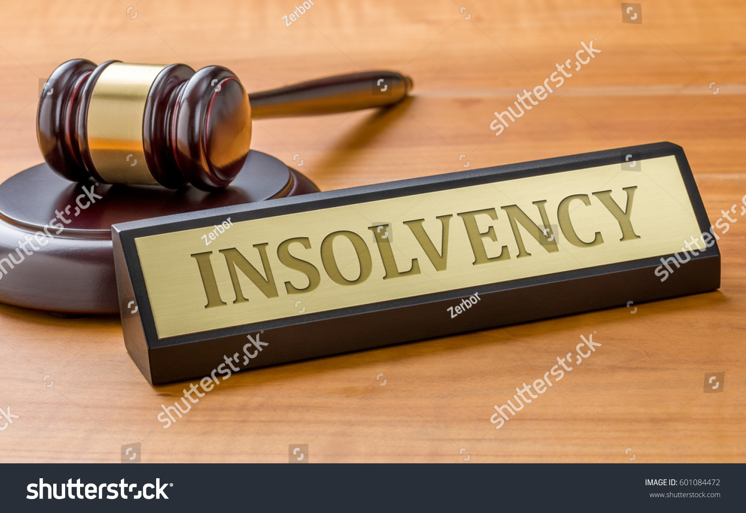 A gavel and a name plate with the engraving Insolvency #601084472