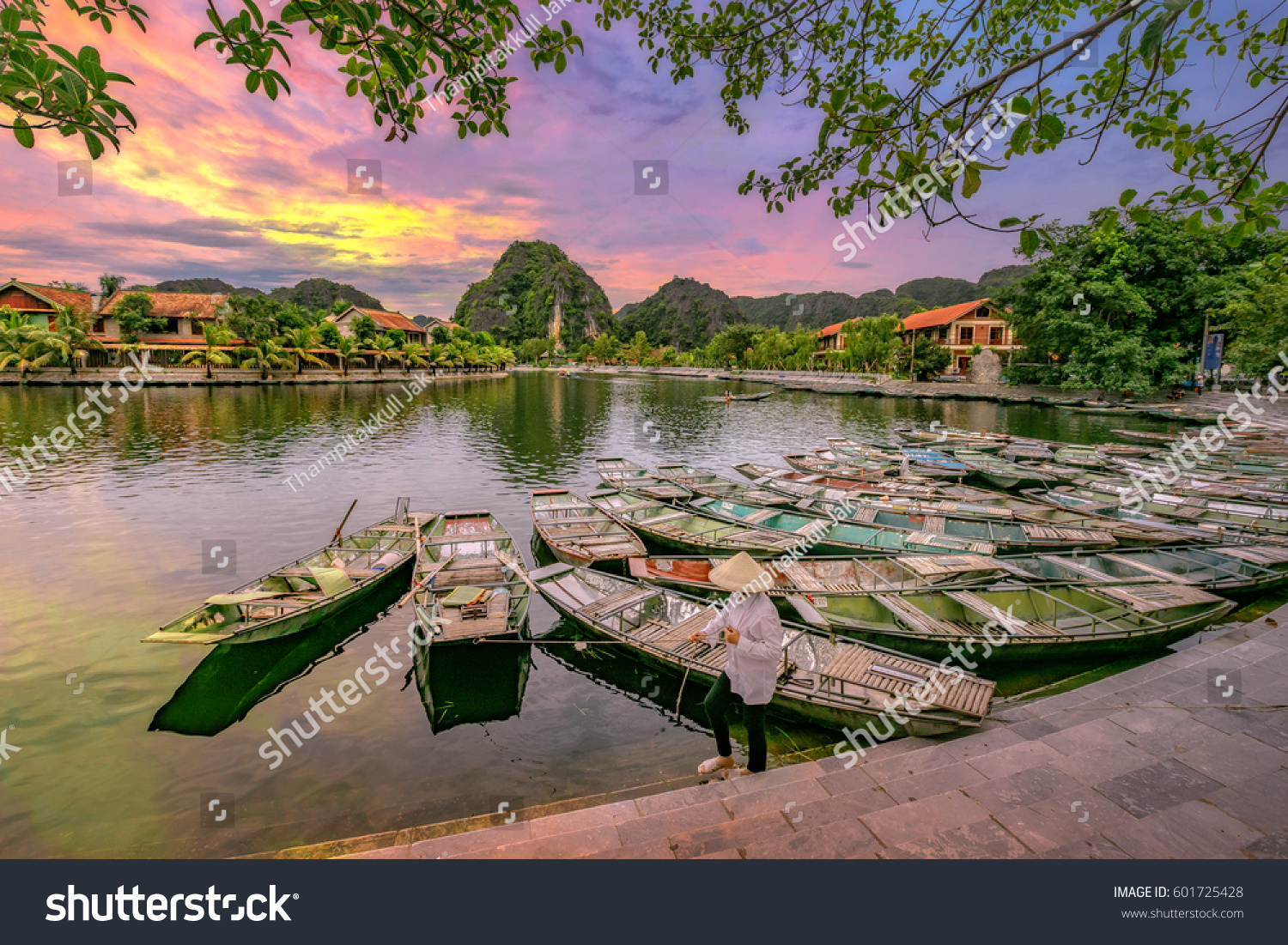 Rowing boat Waiting for passengers at sunrise,Hoa Lu Tam Coc,Hoi An Ancient Town,Vietnam. #601725428