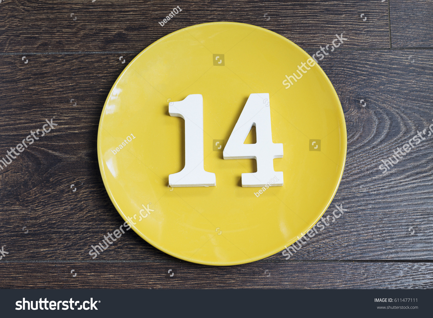 Figure fourteen on the yellow plate and brown background. #611477111