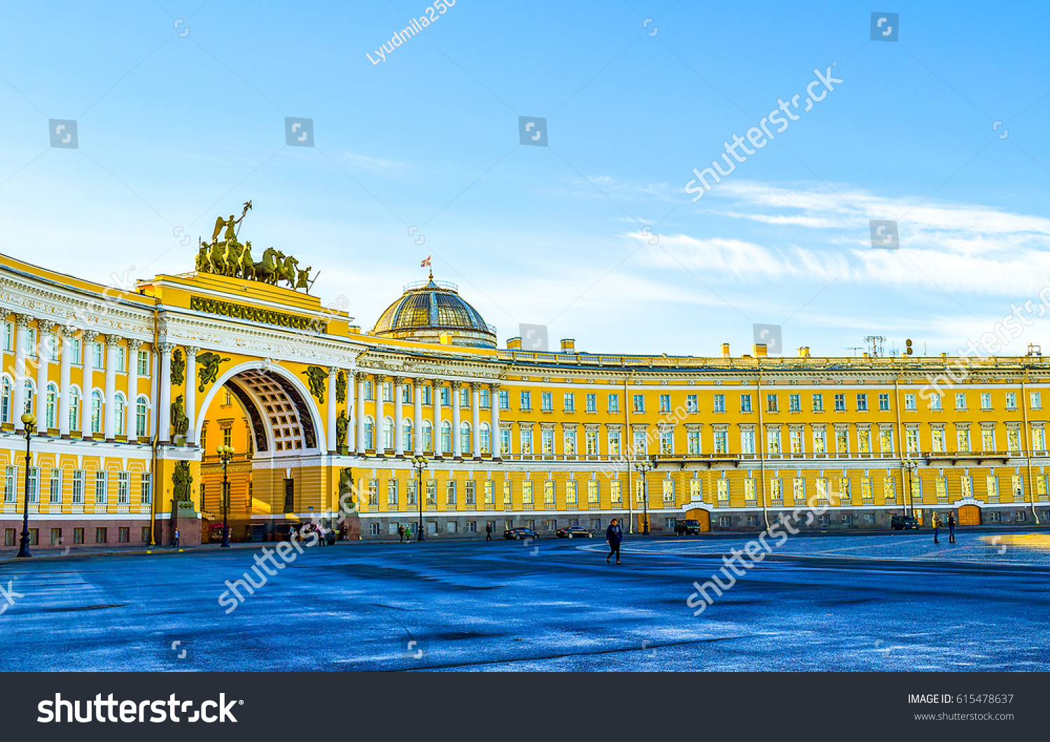 SAINT-PETERSBURG, RUSSIA - Arch of General Staff on Palace Square in St Petersburg, Russia in autumn morning #615478637