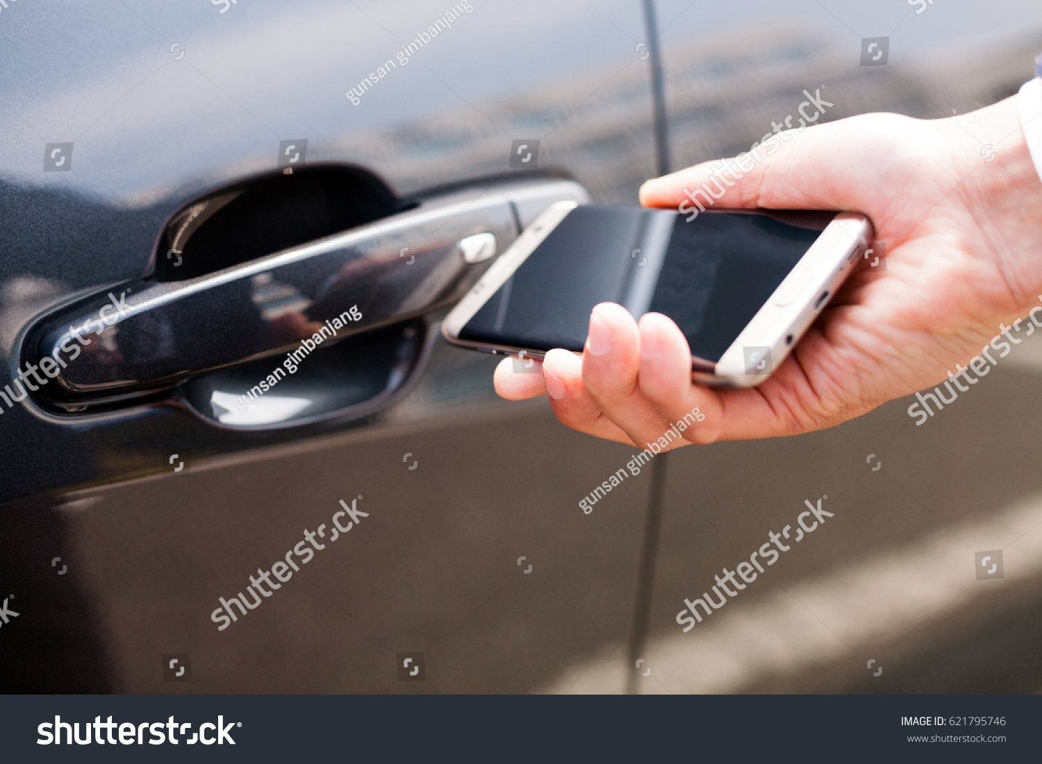 Opening and closing car door with smart phone / Automobile, IT, information communication #621795746