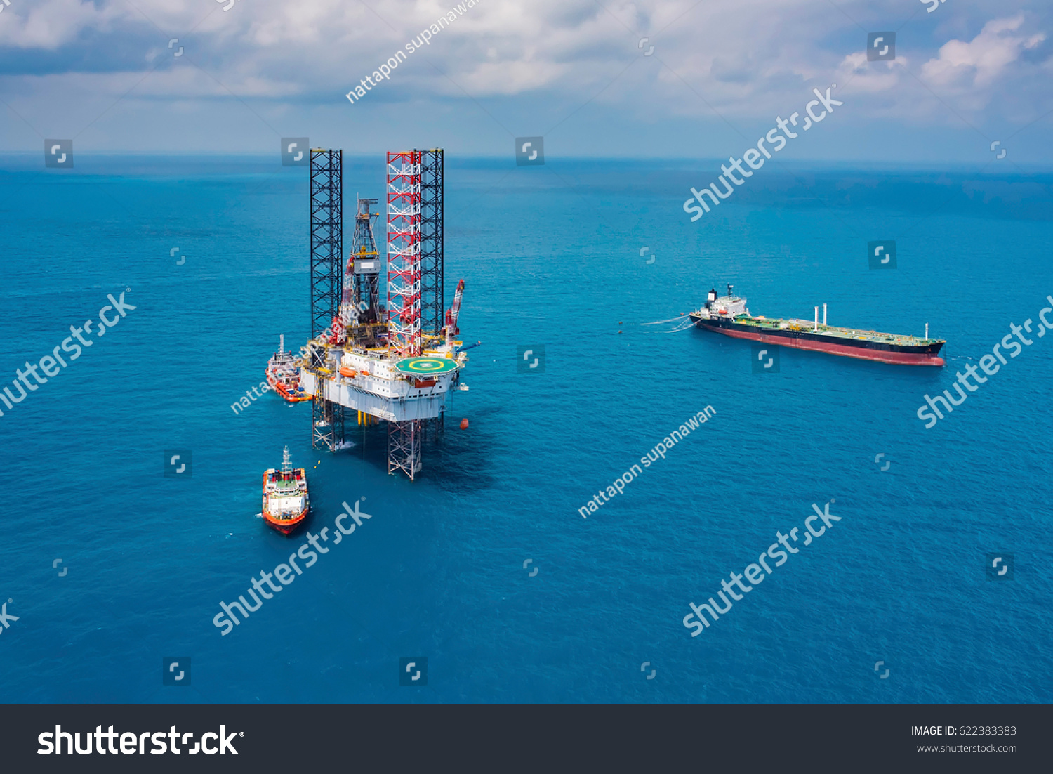Offshore oil rig drilling platform/Offshore oil rig drilling platform in the gulf of Thailand #622383383