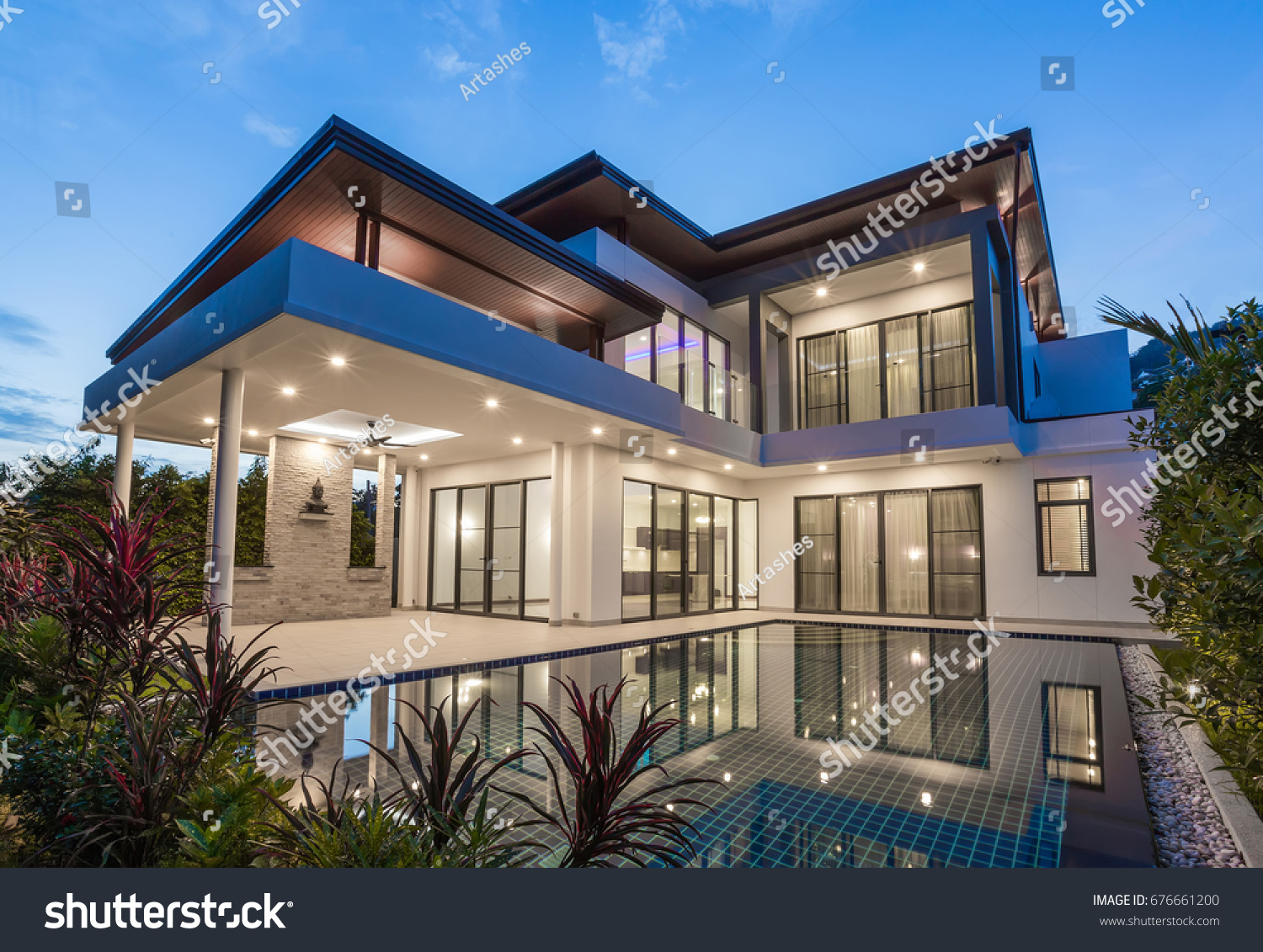 Modern luxury villa with swimming pool #676661200