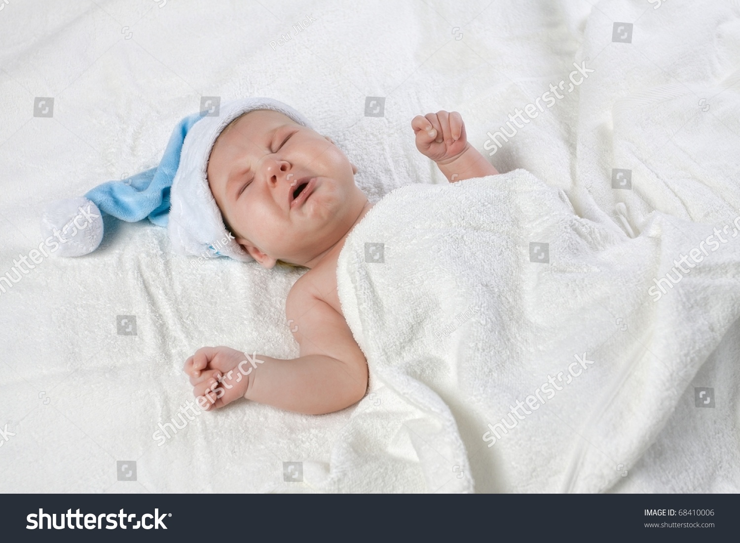 Crying baby with blue cap #68410006