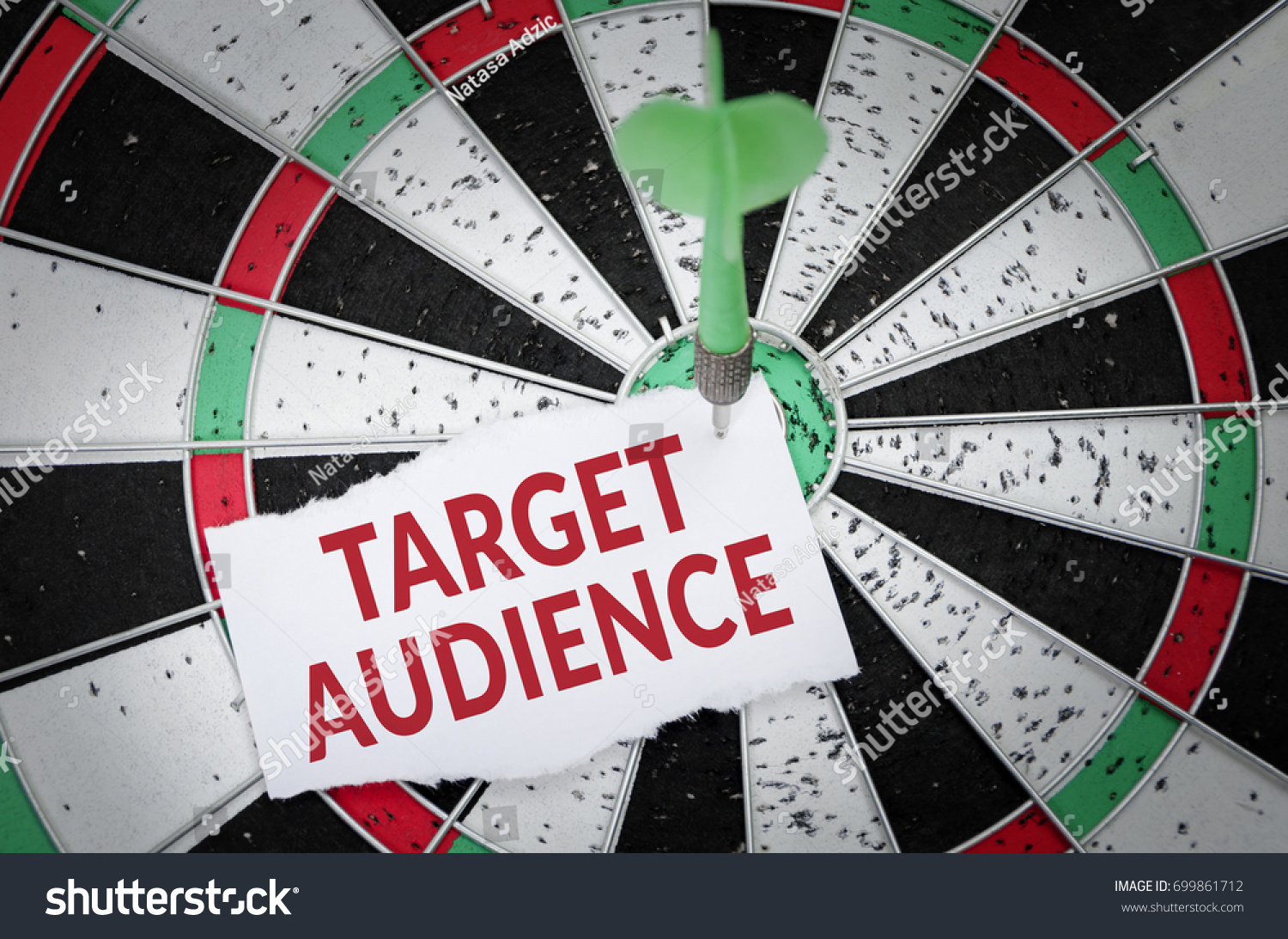 Target audience note on notepaper with dart arrow and dart board. Marketing, advertisement, business concept. #699861712