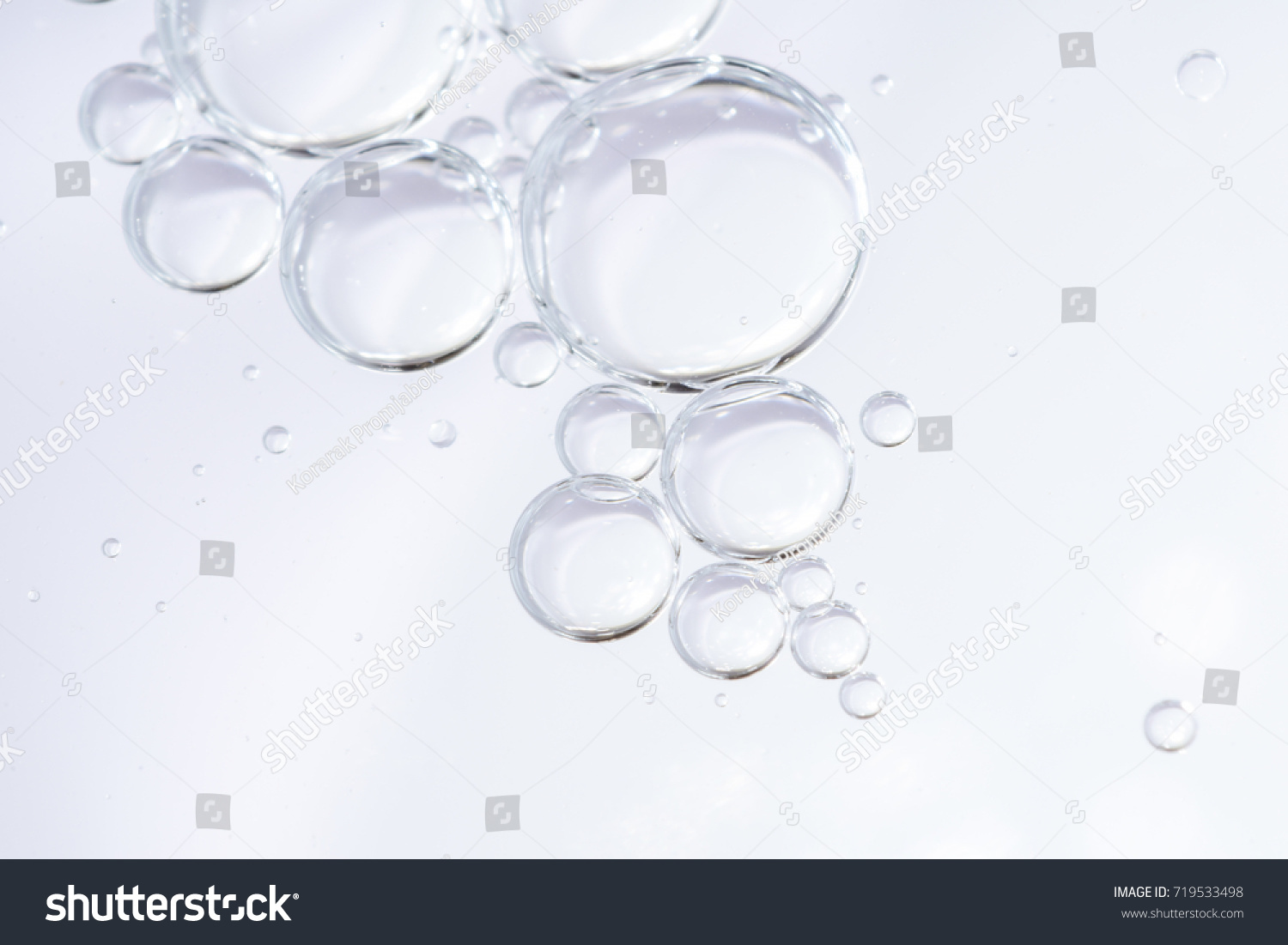 directional bubbles on water #719533498