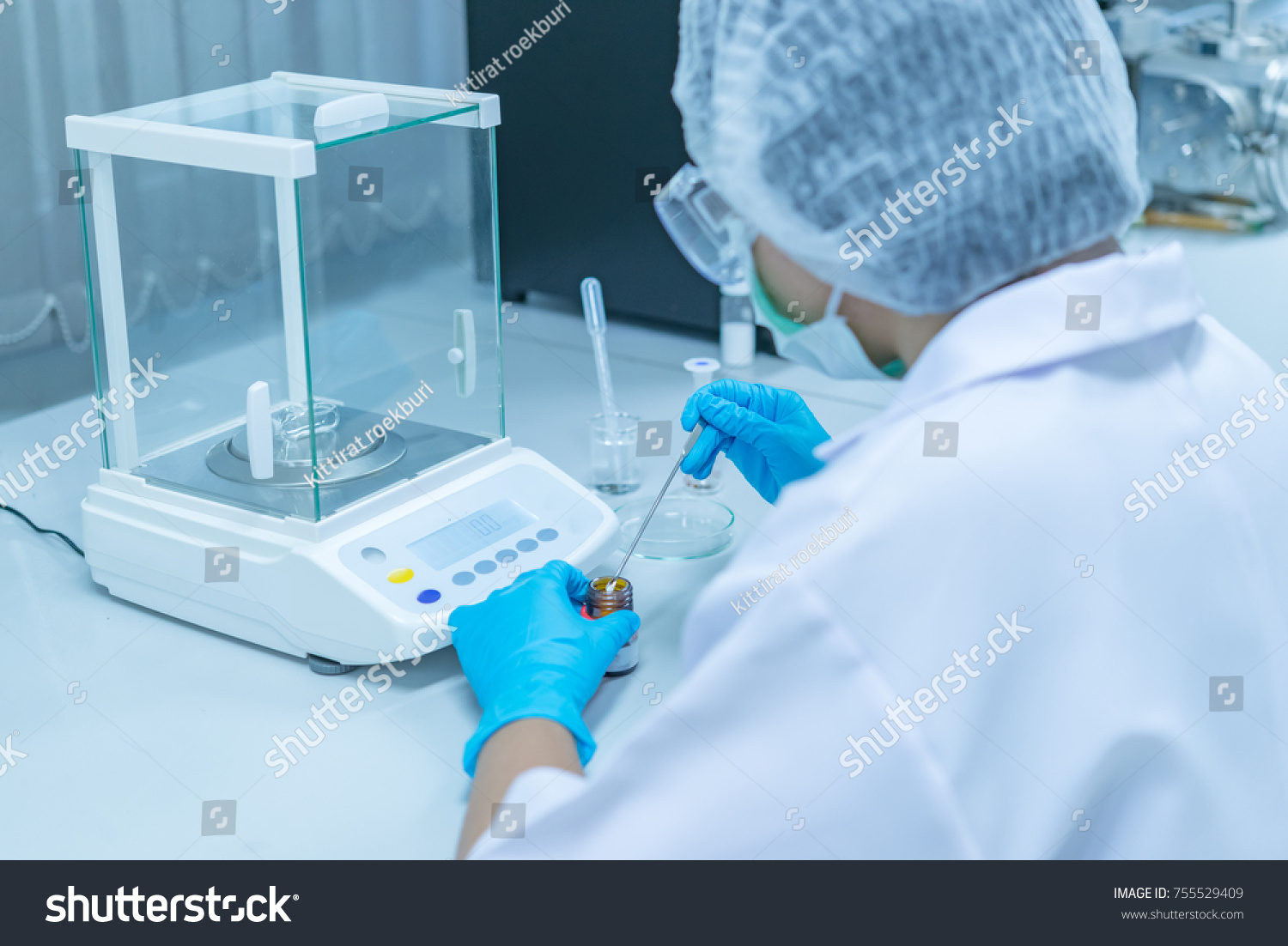 The scientists injected chemicals into plastic tubes,Scientist mix chemicals with The shake machine Before the experiment.Mixture laced with samples into test tubes,prepare sample for test #755529409