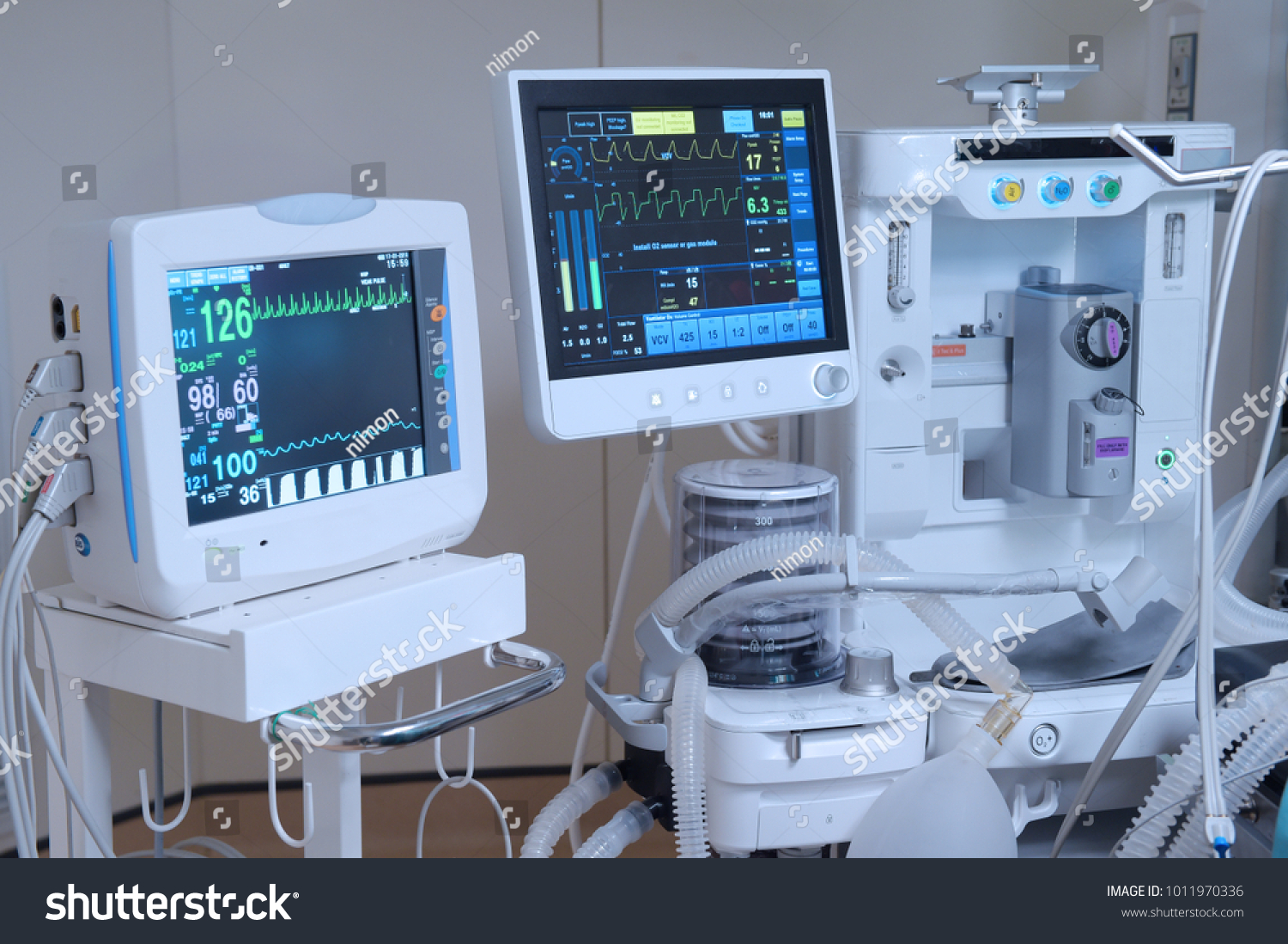 zařízení a zdravotnické prostředky v moderním operačním sále #1011970336