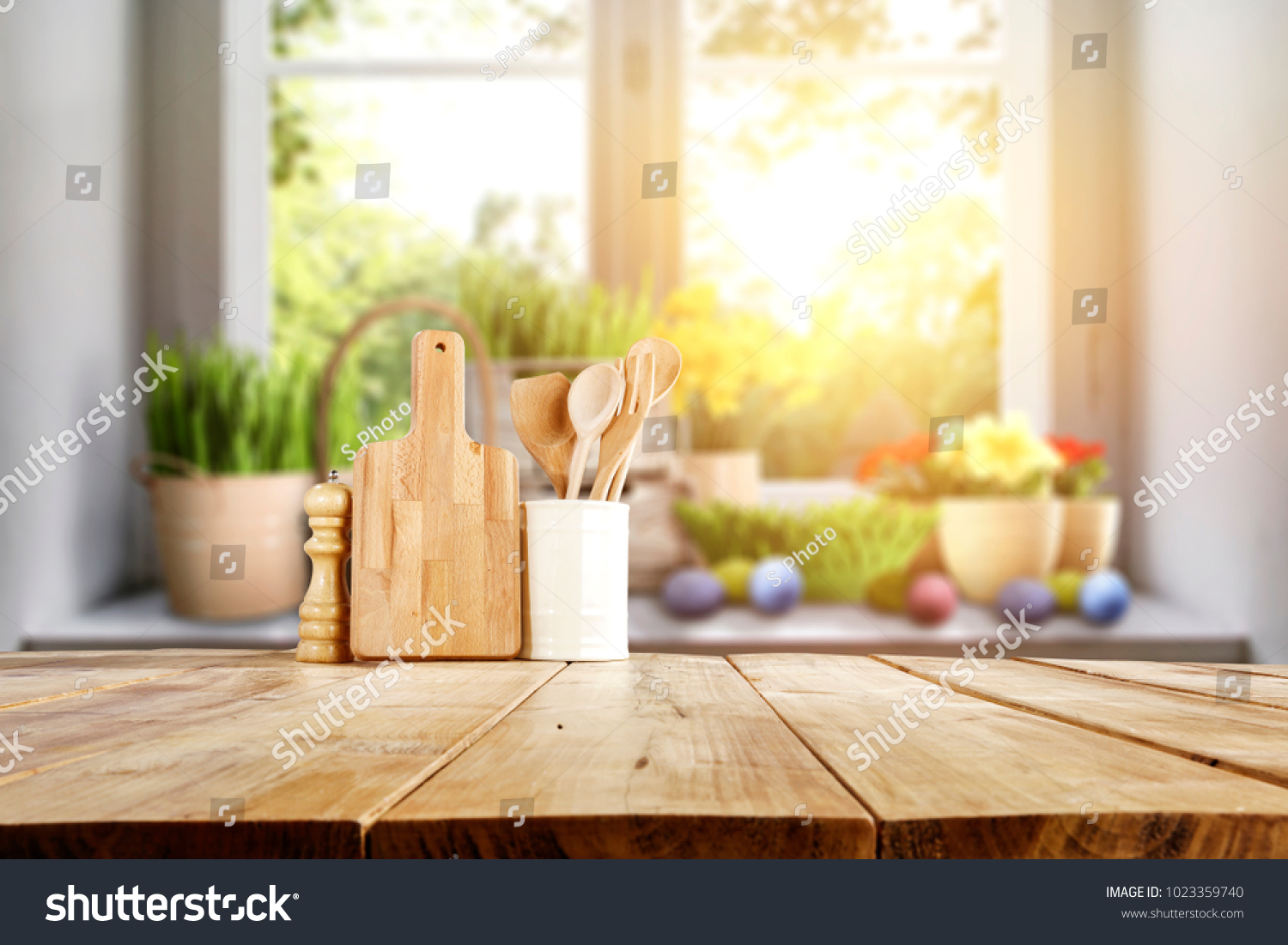 Velikonoční stůl s jarními květinami ve slunné dubnové kuchyni #1023359740