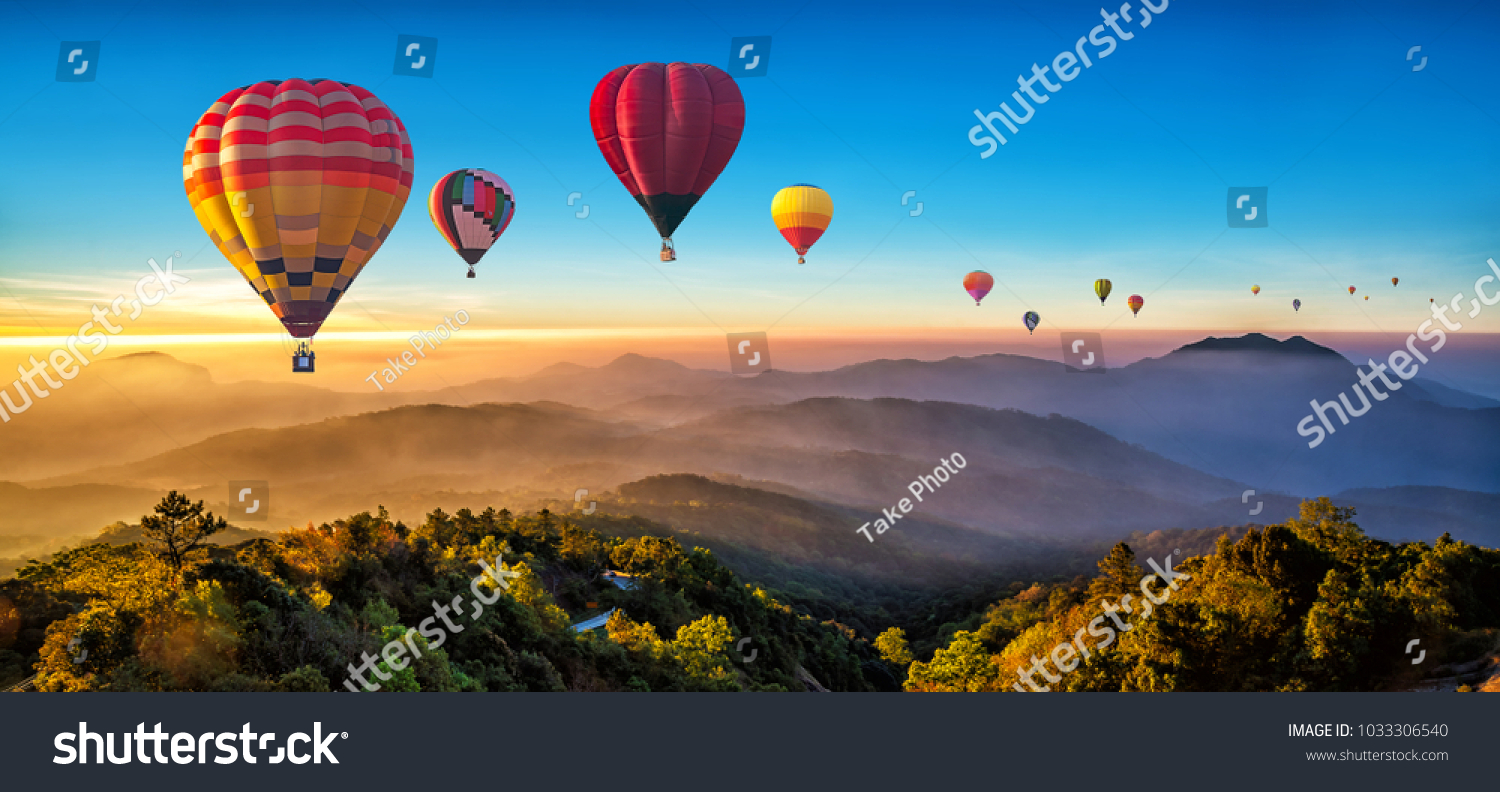 Bunte Heißluftballons fliegen über den Berg am Dot Inthanon in Chiang Mai, Thailand. #1033306540