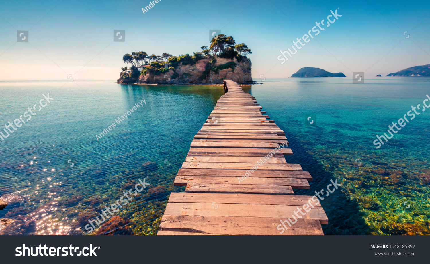 Jasny wiosenny widok na wyspę Cameo. Malownicza poranna scena na Port Sostis, wyspy Zakinthos, Grecja, Europa. Piękno natury koncepcji tła. #1048185397
