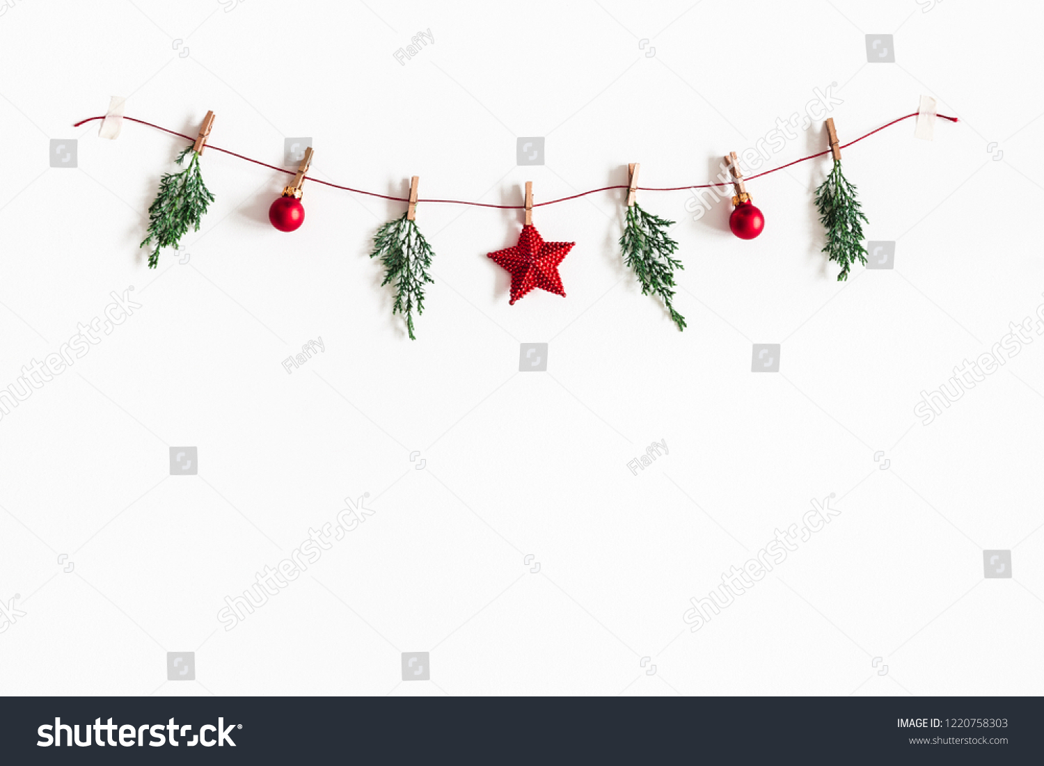 Vánoční skladba. Garland z červených kuliček a větví jedle na bílém pozadí. Vánoce, zima, nový rok koncept. Ploché ležící, pohled shora, kopírovací prostor #1220758303