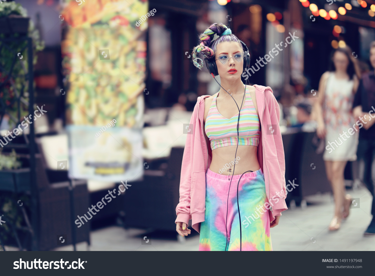 Modern fashion vanguard woman on the streets with trendy eyeglasses and piercings, listening music on headphones - Unique Avant-garde confident young woman - Urban fashion #1491197948