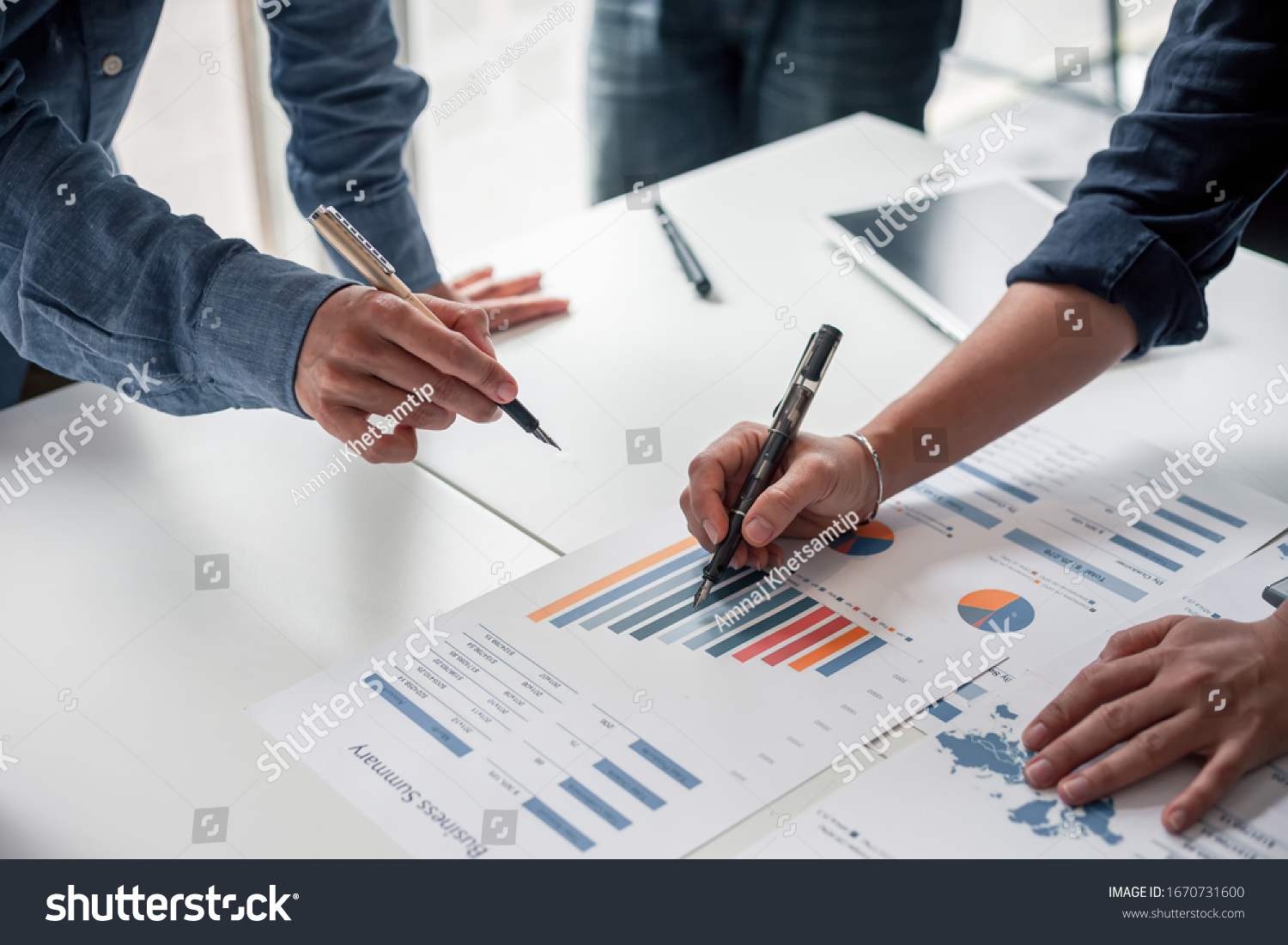 Group of business people meeting together Pointing to the graph assess business profits. #1670731600