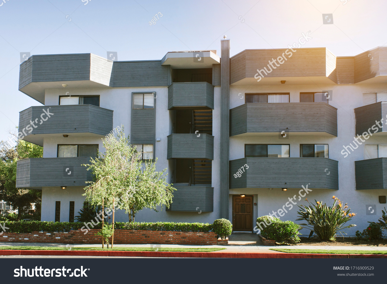 Multi Family residential building - Real Estate Rentals - Cashflow - Older #1716909529
