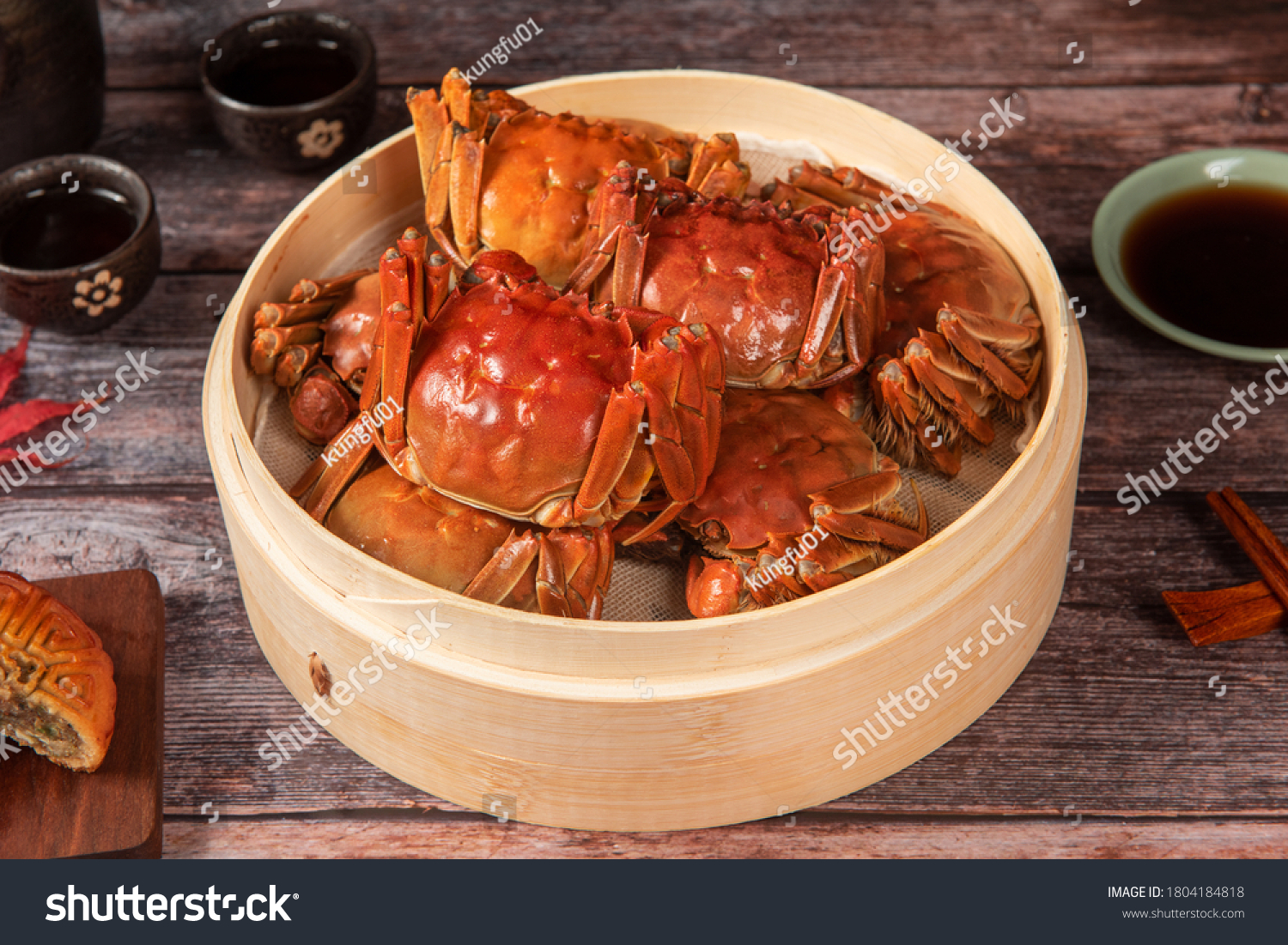 steamed chinese mitten crab, shanghai hairy crab in bamboo steamer #1804184818