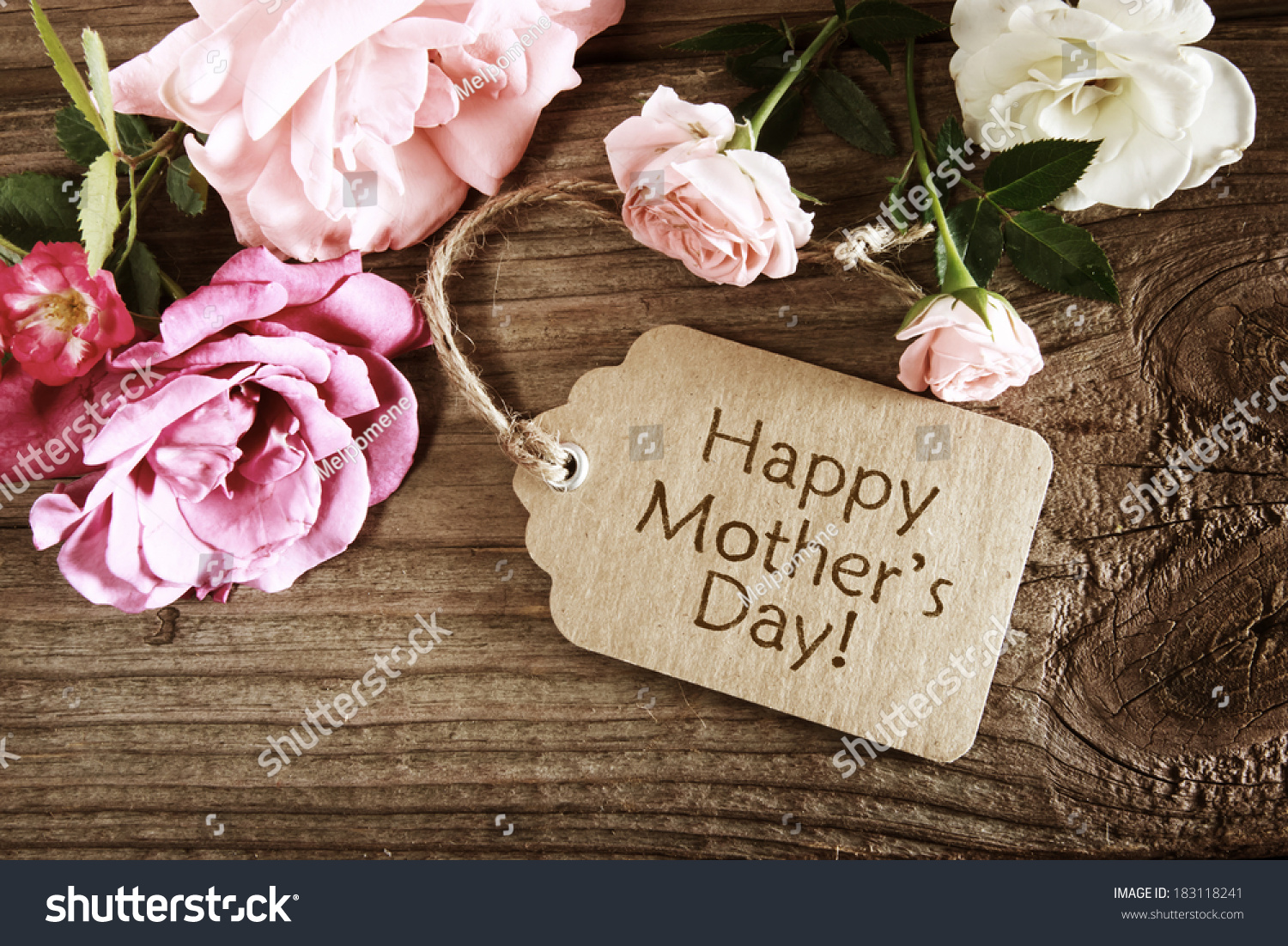 Muttertagskarte mit rustikalen Rosen auf Holzbrett #183118241