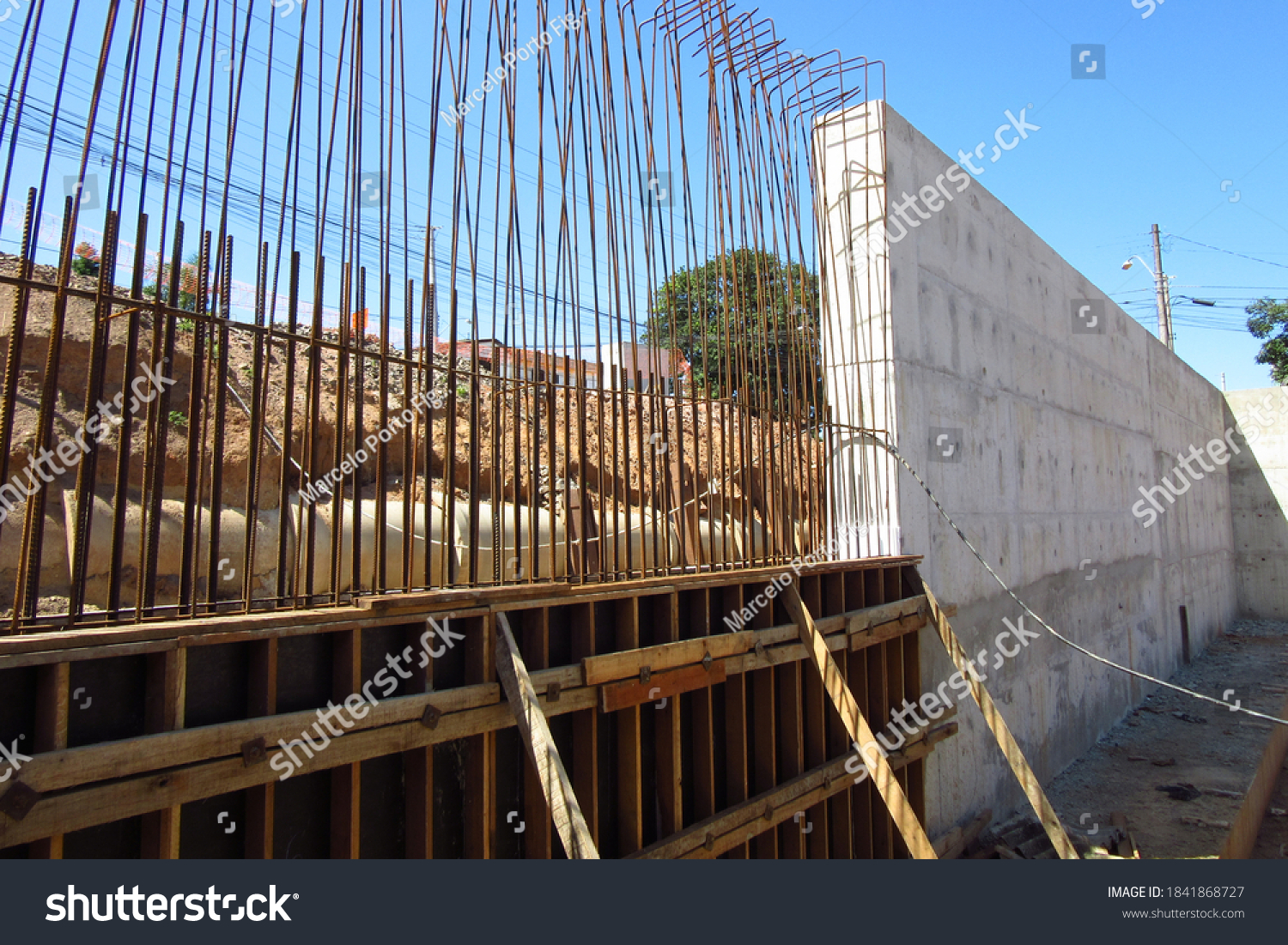 Reinforced concrete retaining wall construction #1841868727