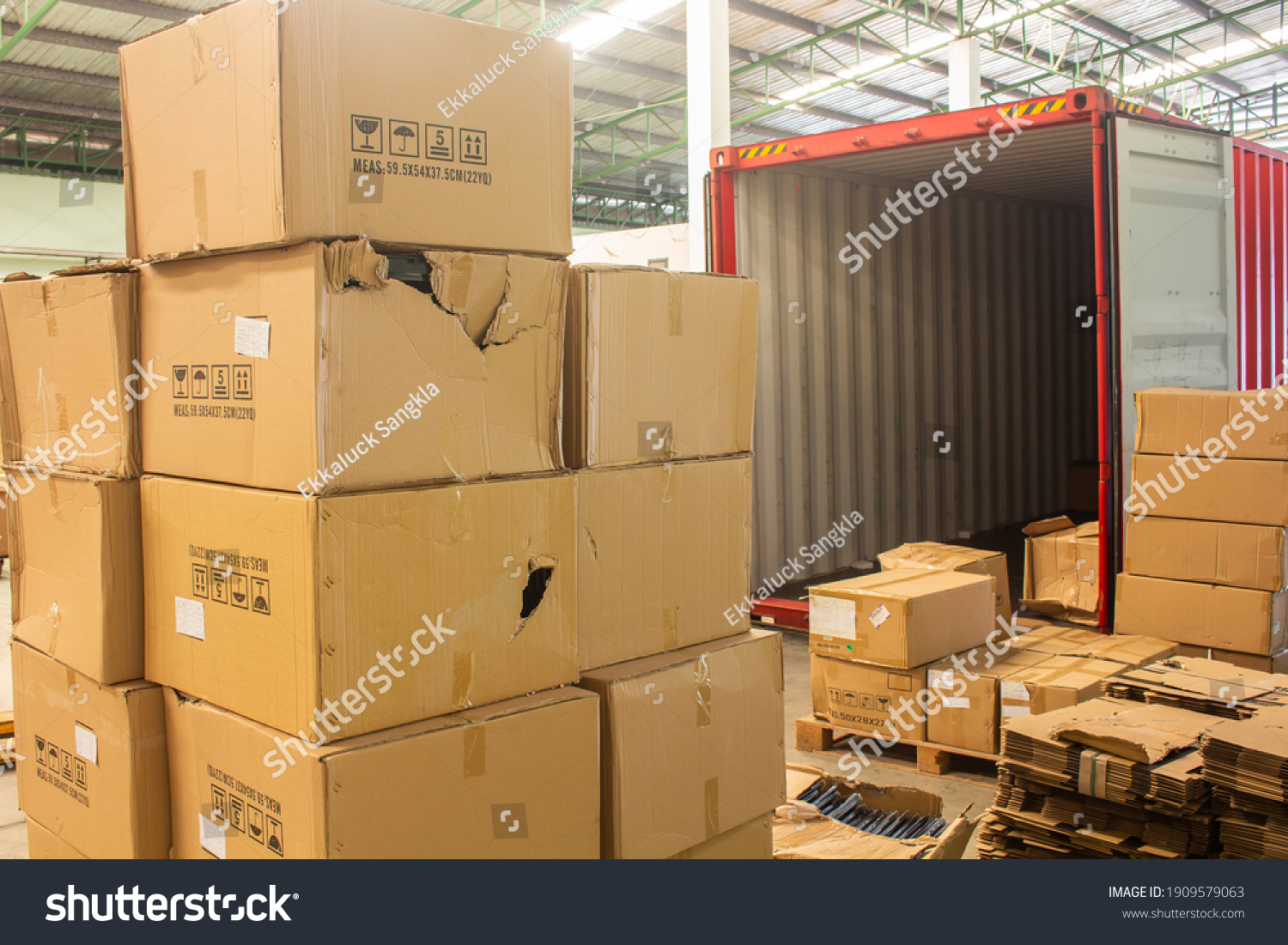 unloading carton from container and carton damage from loading or transport process.  #1909579063