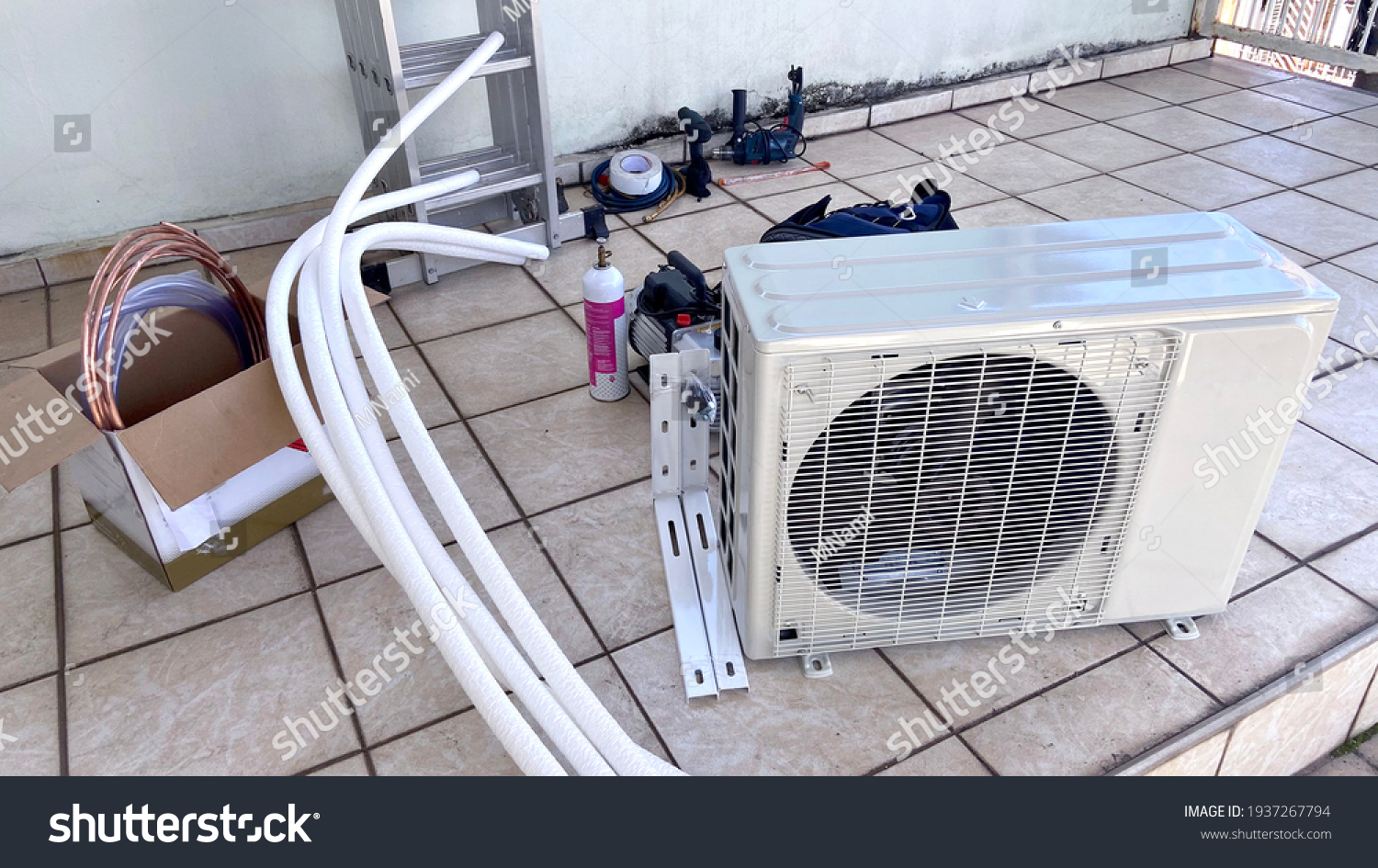 Placement of air conditioning evaporator in a Brazilian periphery home  #1937267794