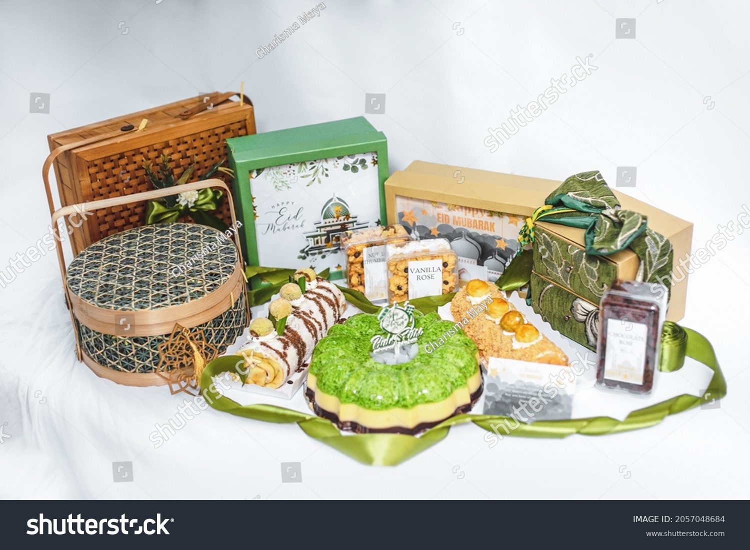Ramadhan gift. Hampers moslem theme for celebrete the holy, can be bake snack, nastar, bakery, cookies, pudiing, chococips, roll cake, castangel, pandan. with greeting card and accsories. #2057048684