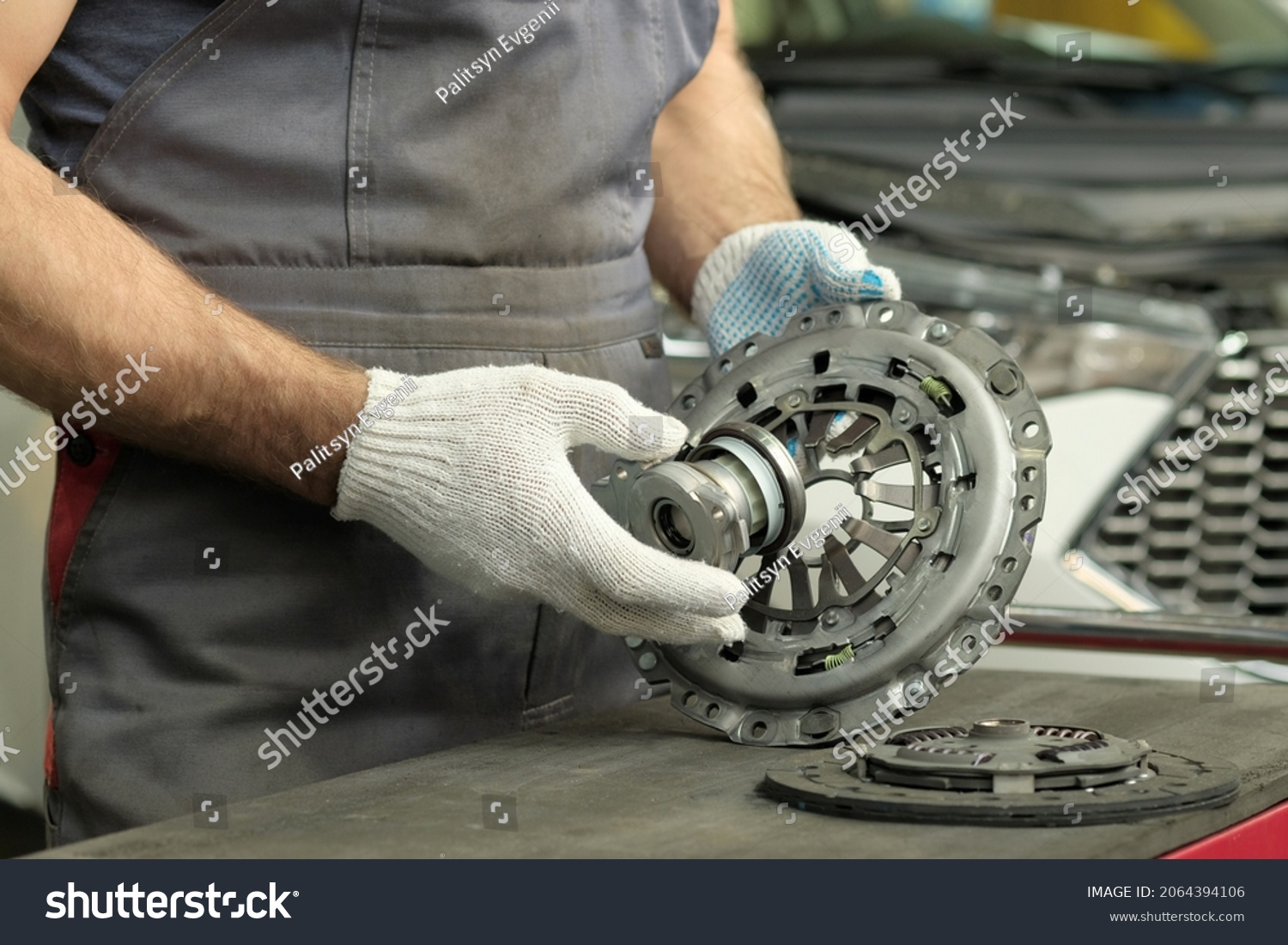 Spare parts for cars. Car clutch kit. The car mechanic monitors the technical condition of the drive disc, the driven disc and the exhaust bearing. #2064394106