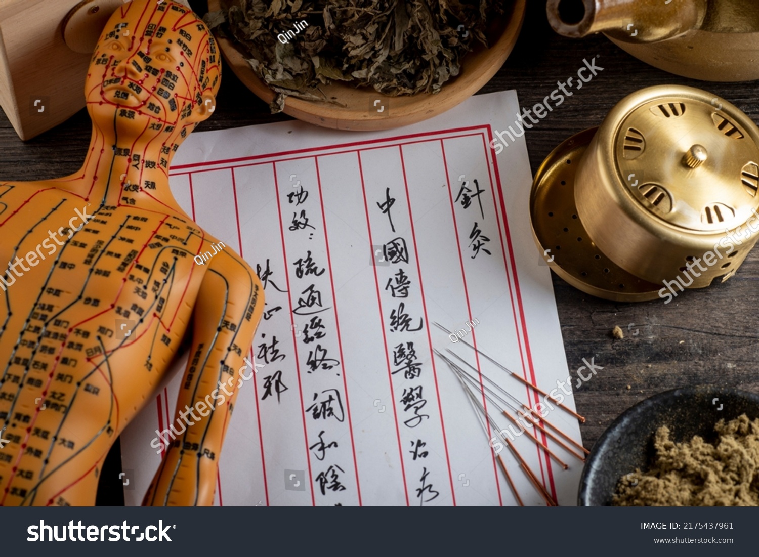 Background of moxibustion and Chinese herbal medicine. Chinese character translation：Acupuncture is a traditional Chinese medical method. #2175437961