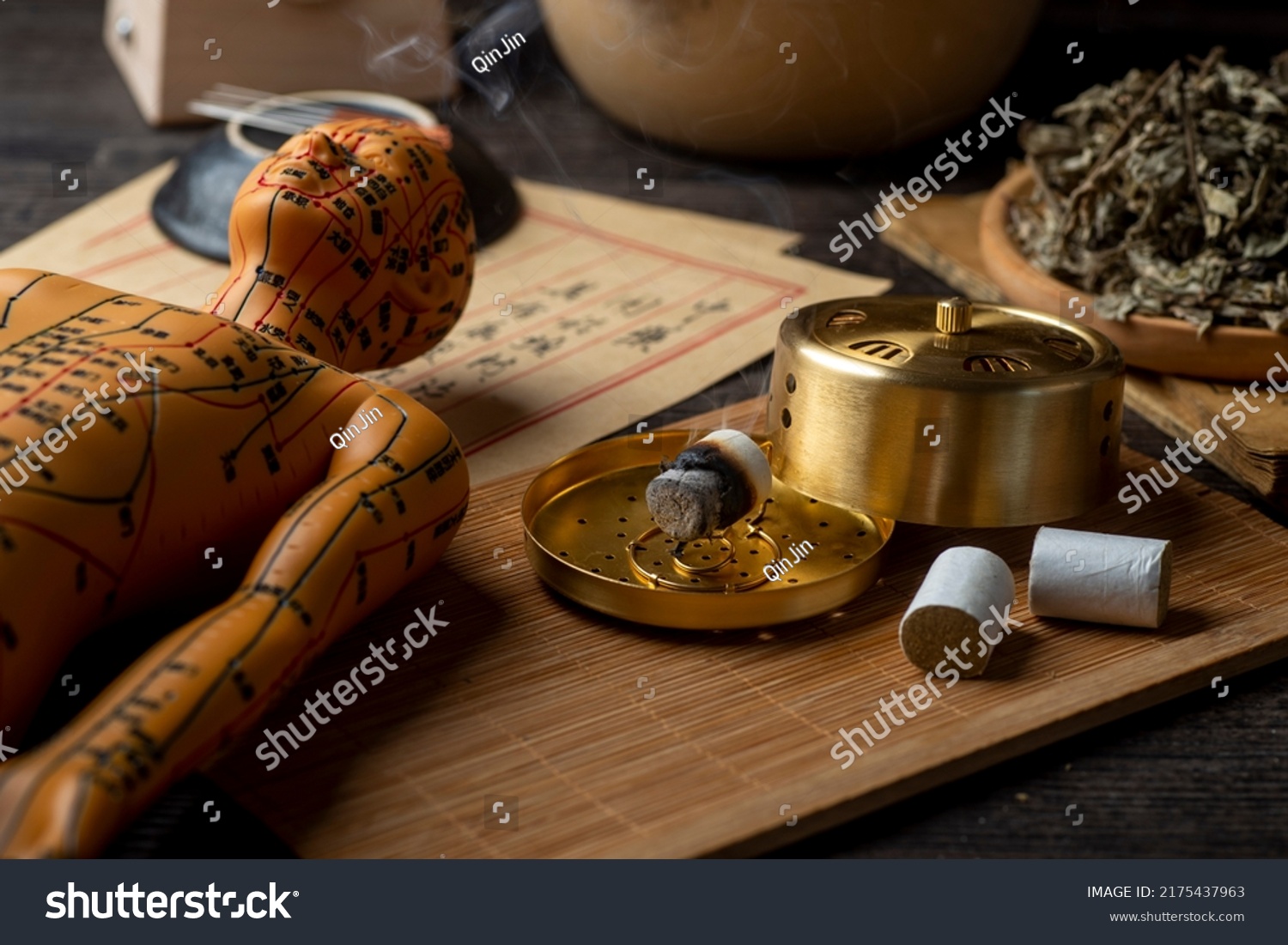 Background of moxibustion and Chinese herbal medicine.English Translation:Traditional Chinese medicine is used in the prevention and treatment of diseases, has the function of rehabilitation. #2175437963
