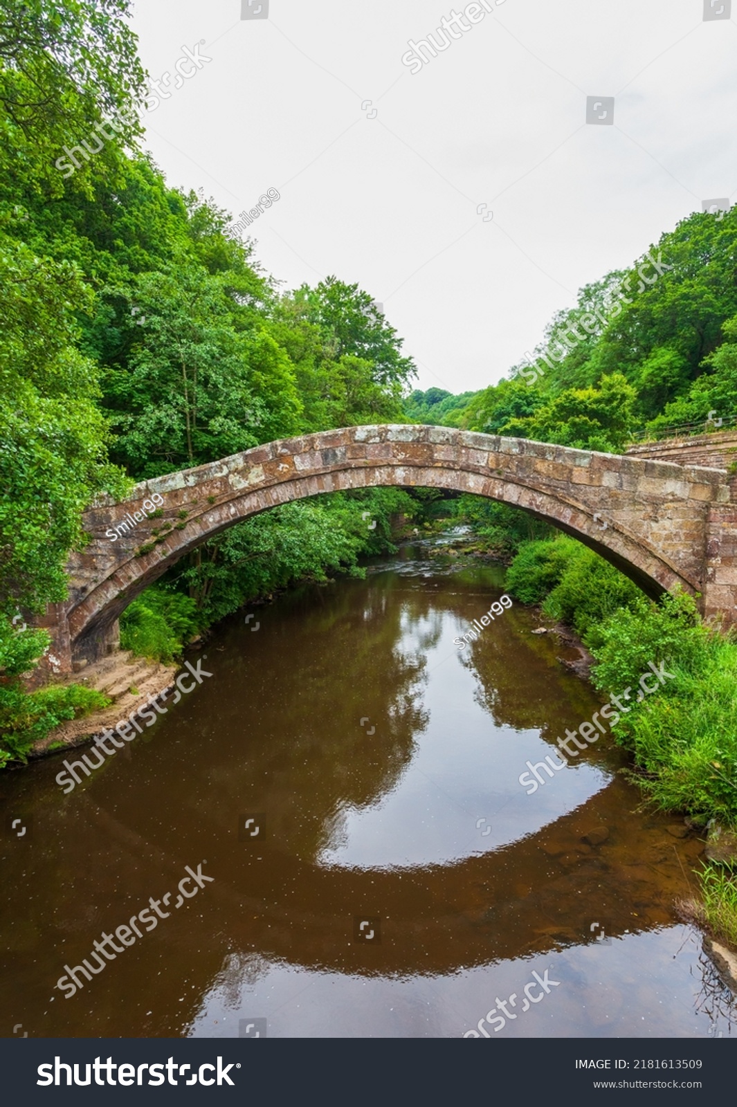 Beggar’s bridge, is a single track medieval packhorse bridge in Glaisdale, Yorkshire. Built by Tom Ferris in 1619, parts are from a former bridge of the 14th century. Single arch over the river Esk. #2181613509