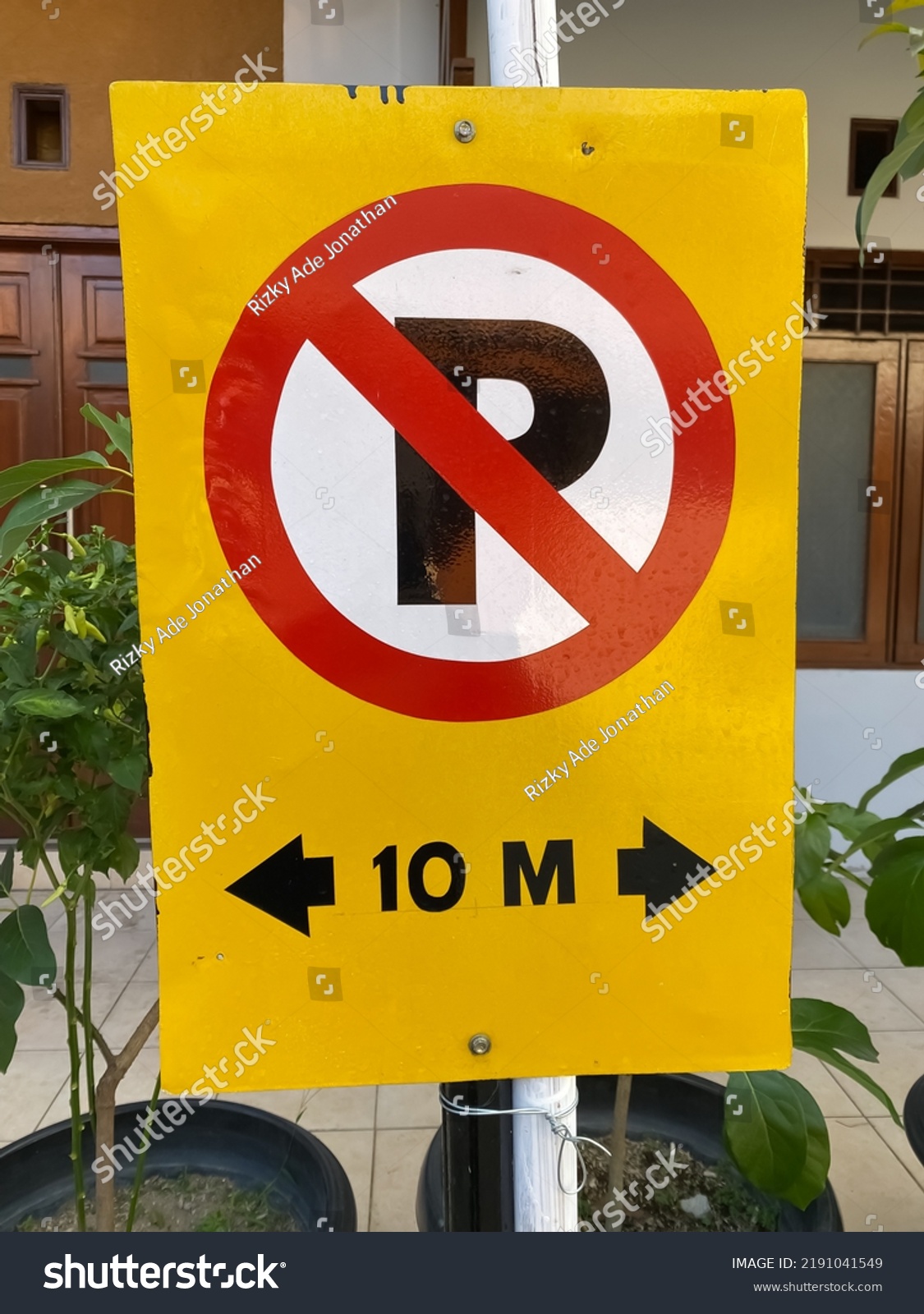 Warning signs are prohibited from parking in a radius of 10 meters around here.  The board is yellow. #2191041549