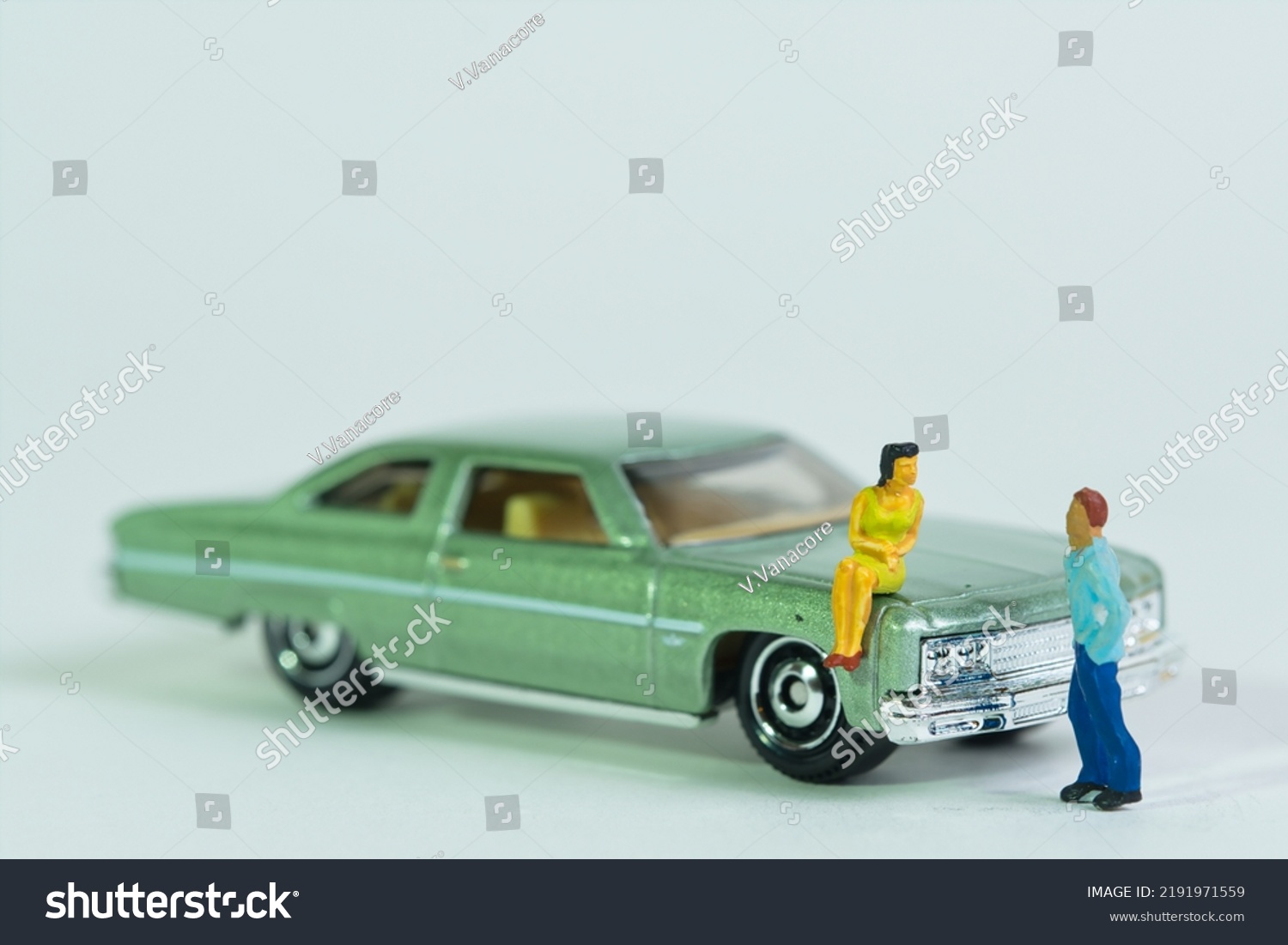 a couple meets at a vintage car, the woman sits on the fender, miniature figures scene, toy cars, #2191971559