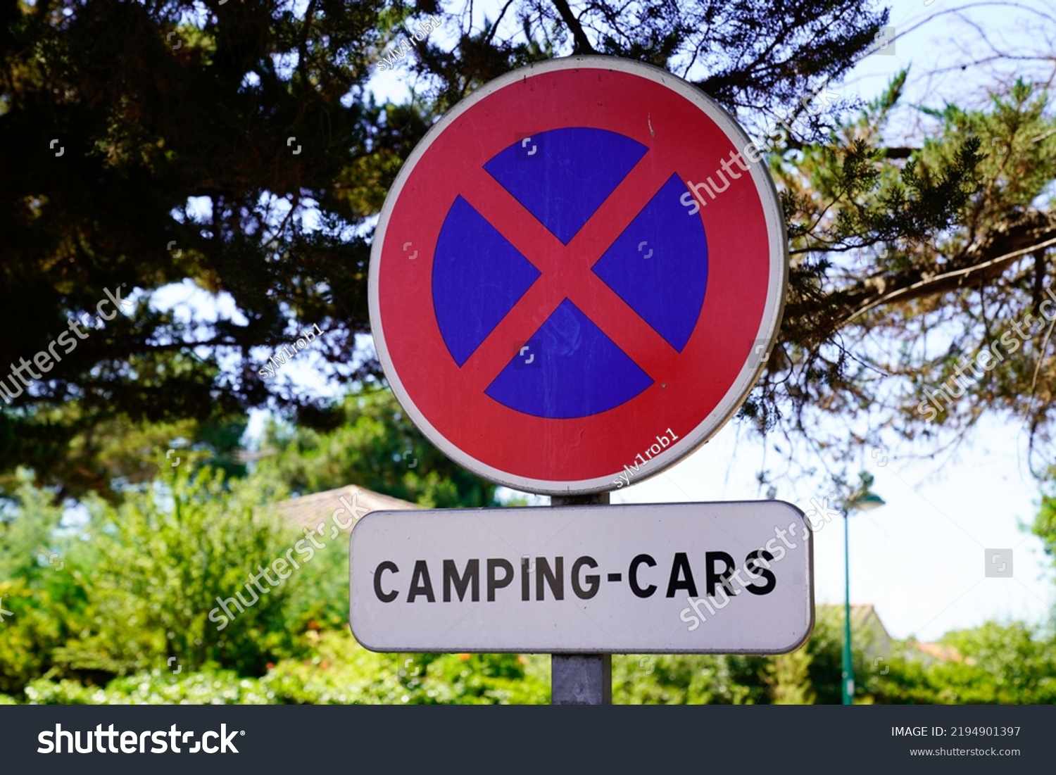 panel road sign text camping car no campervan motorhome parking prohibited recreational vehicule rv symbol ban red blue round prohibition sign #2194901397