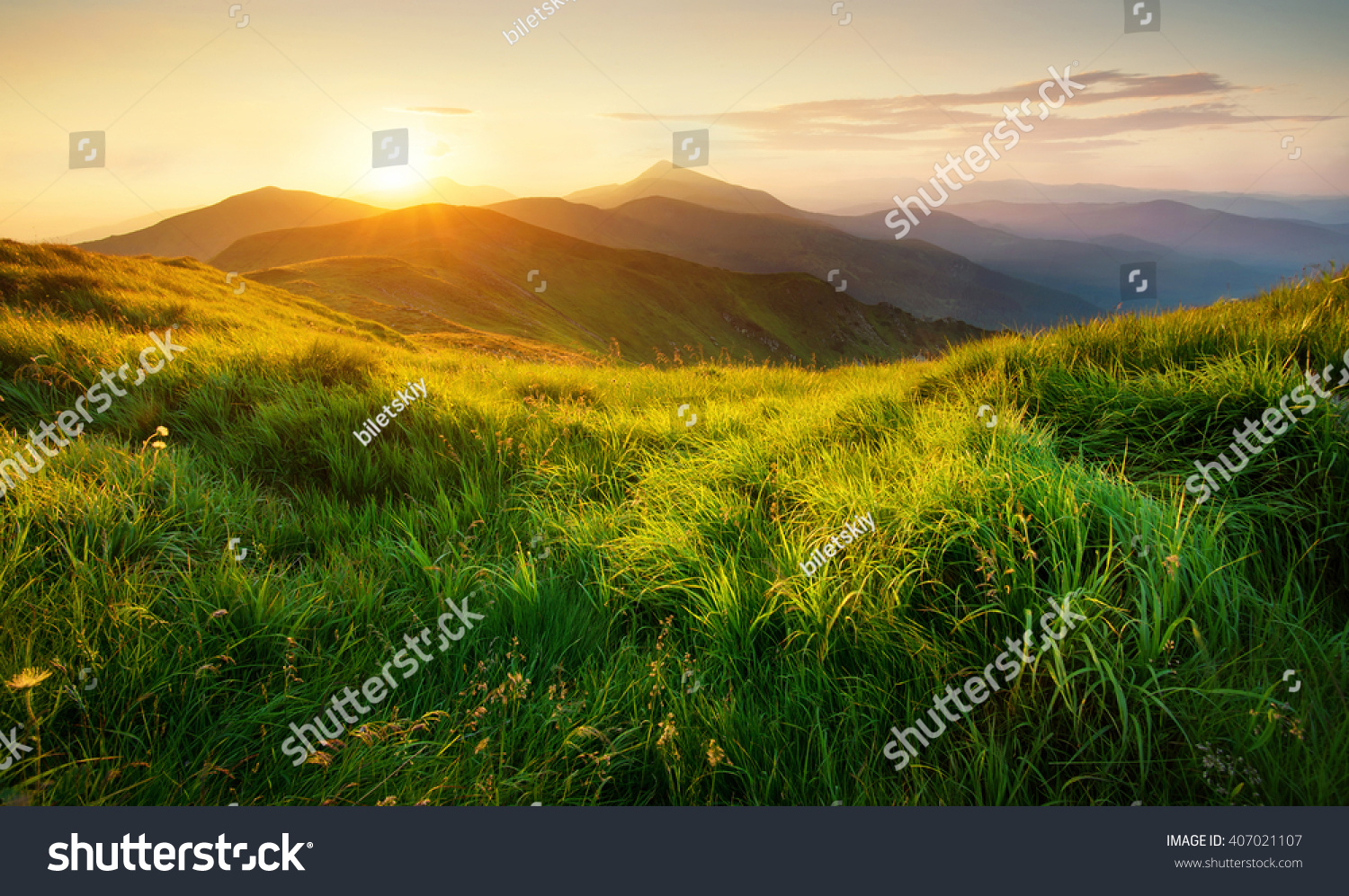 Góry w czasie zachodu słońca, piękny krajobraz w okresie letnim #407021107