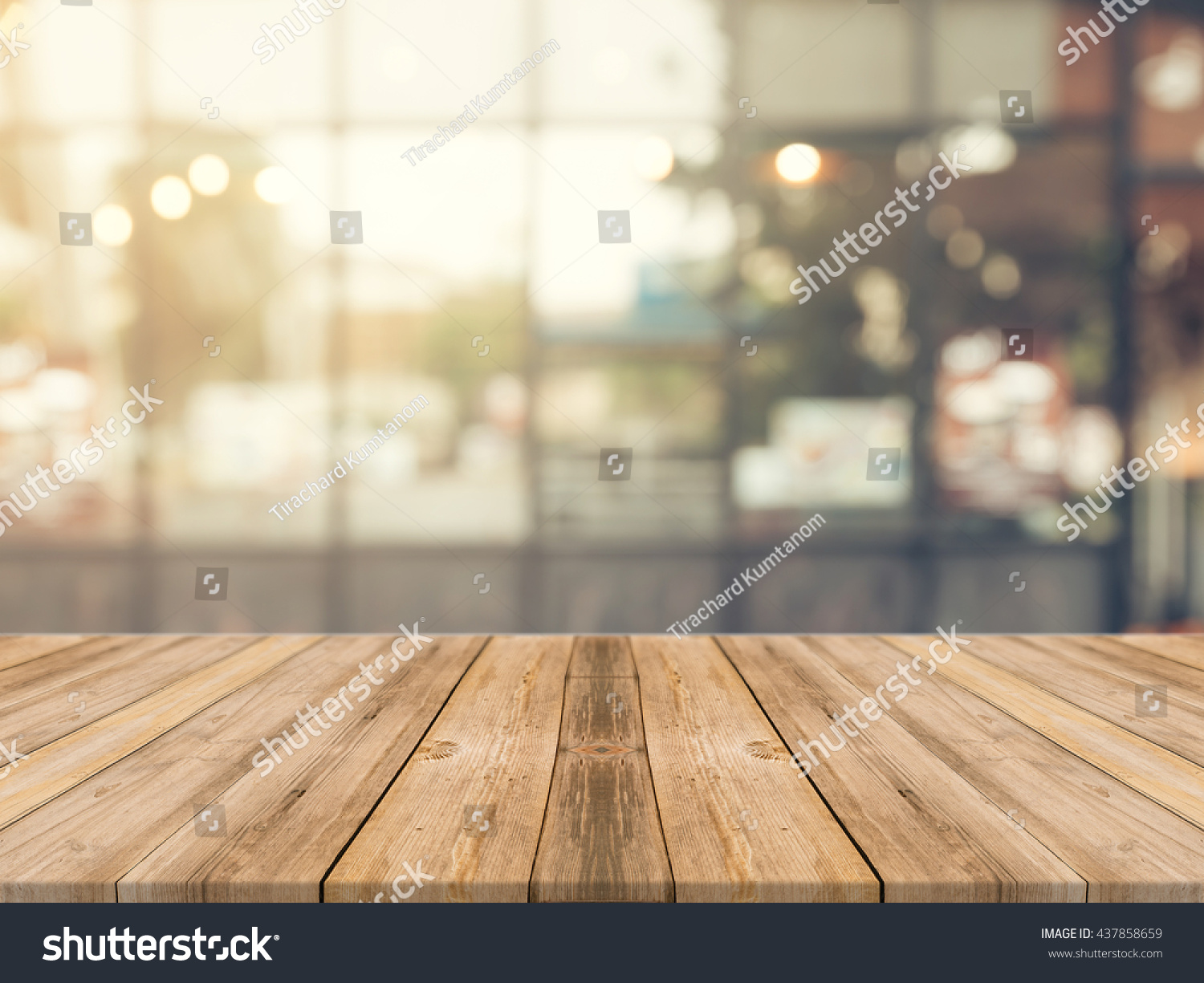 Dřevěná deska prázdný stůl před rozmazaným pozadím. Perspektiva hnědé dřevo přes rozostření v kavárně - lze použít pro zobrazení nebo montáž vašich výrobků.Zesměňte se pro zobrazení produktu. #437858659