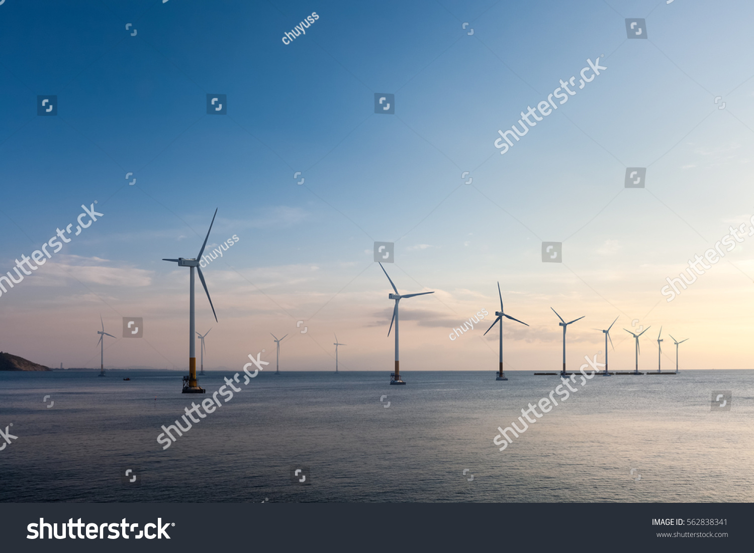 morska farma wiatrowa o zmierzchu, tło energii odnawialnej #562838341