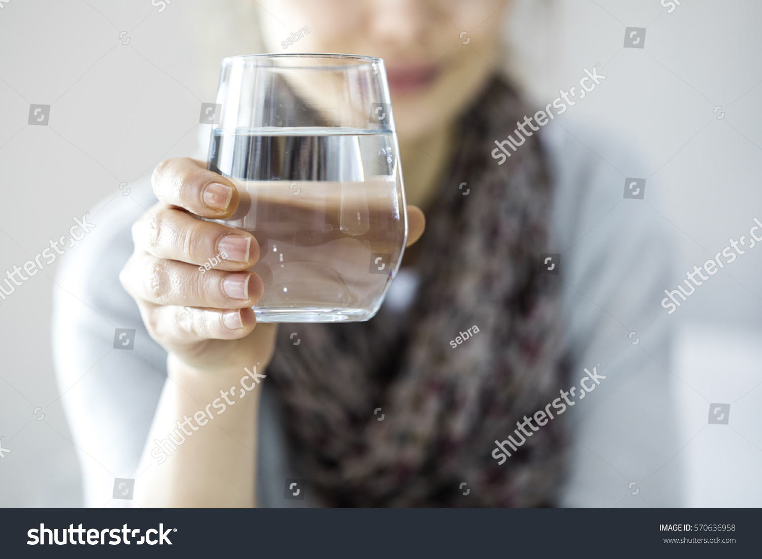 Mladá žena pitná voda #570636958