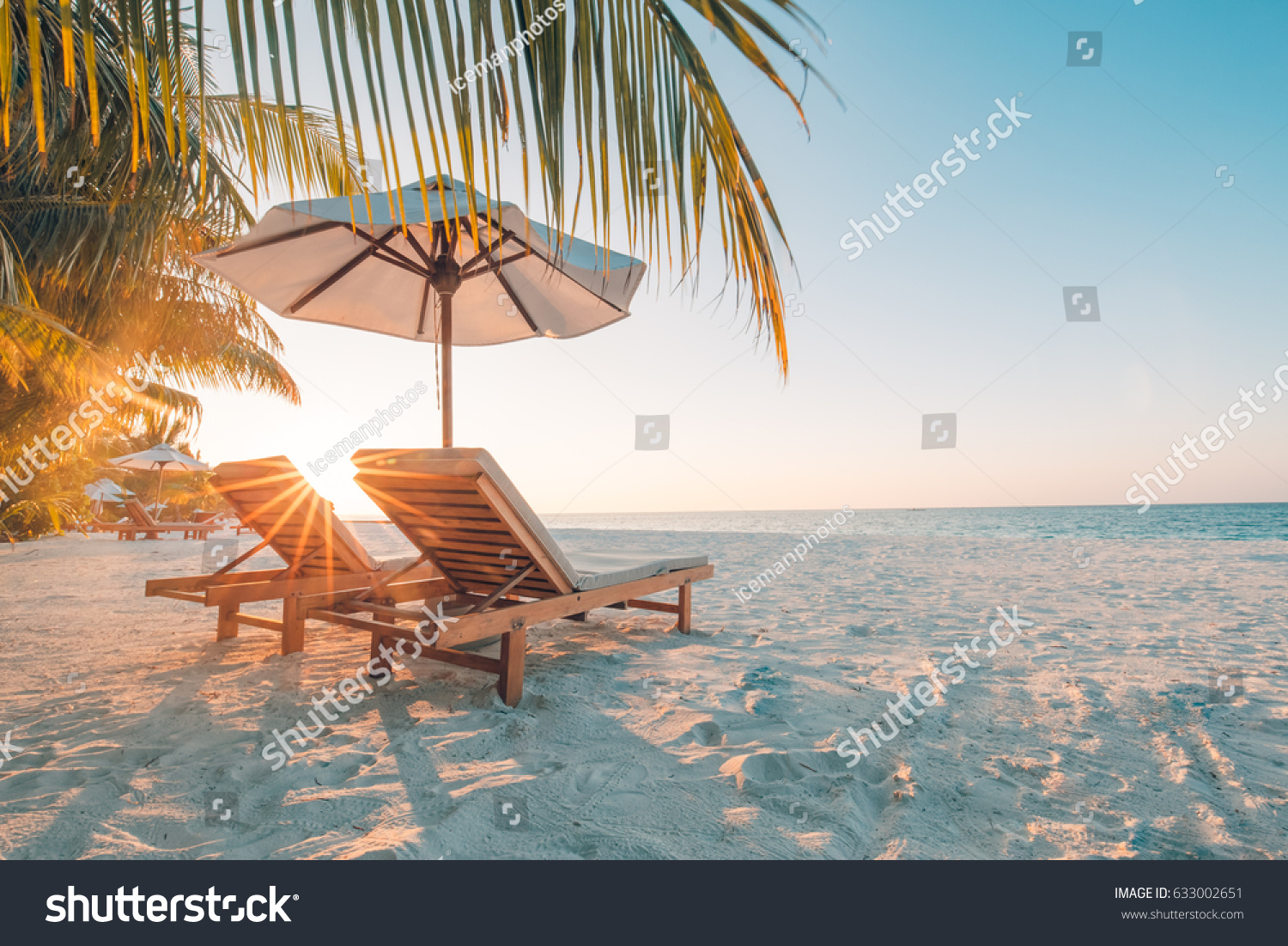 Schöner Strand. Stühle am Sandstrand in der Nähe des Meeres. Sommerurlaub und Urlaubskonzept für Tourismus. Inspirierende tropische Landschaft #633002651